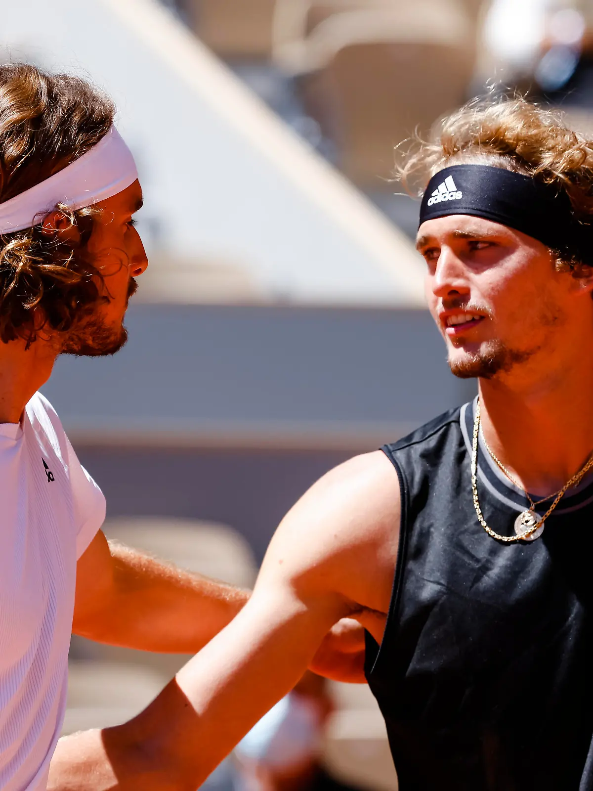 Tennis: Grand Slam/ATP-Tour - French Open, Einzel, Herren, Halbfinale. A. Zverev (Deutschland) - Tsitsipas (Griechenland). Stefanos Tsitsipas (l) und Alexander Zverev vor dem Spiel.