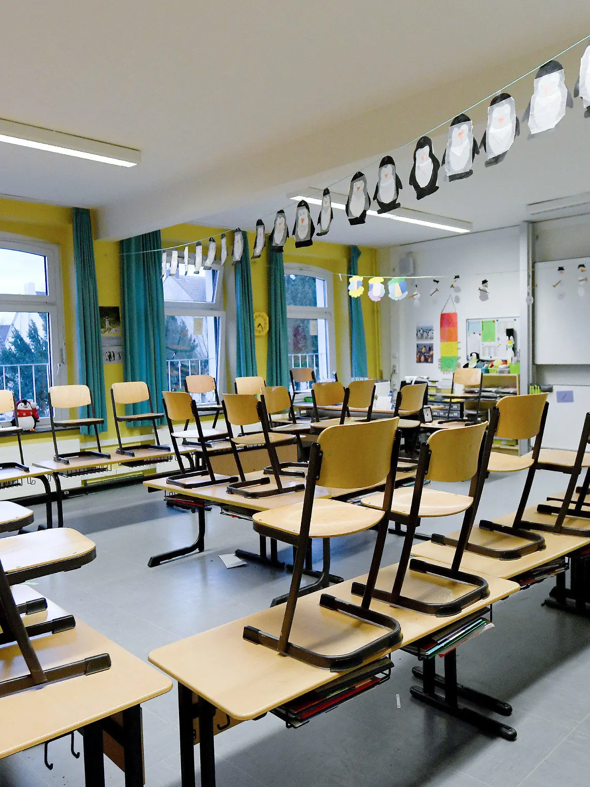 ARCHIV - 12.03.2020, Nordrhein-Westfalen, Gelsenkirchen: Stühle stehen in einem Klassenzimmer in einer Grundschule auf den Tischen. In NRW beginnt am Montag der verschärfte Corona-Lockdown. Alle Schulen gehen in den Distanzunterricht, Kitas bieten nur noch eingeschränkte Betreuung an. (zu dpa «Schulen zu und weniger Kontakte - Verschärfter Lockdown beginnt») Foto: Caroline Seidel/dpa +++ dpa-Bildfunk +++