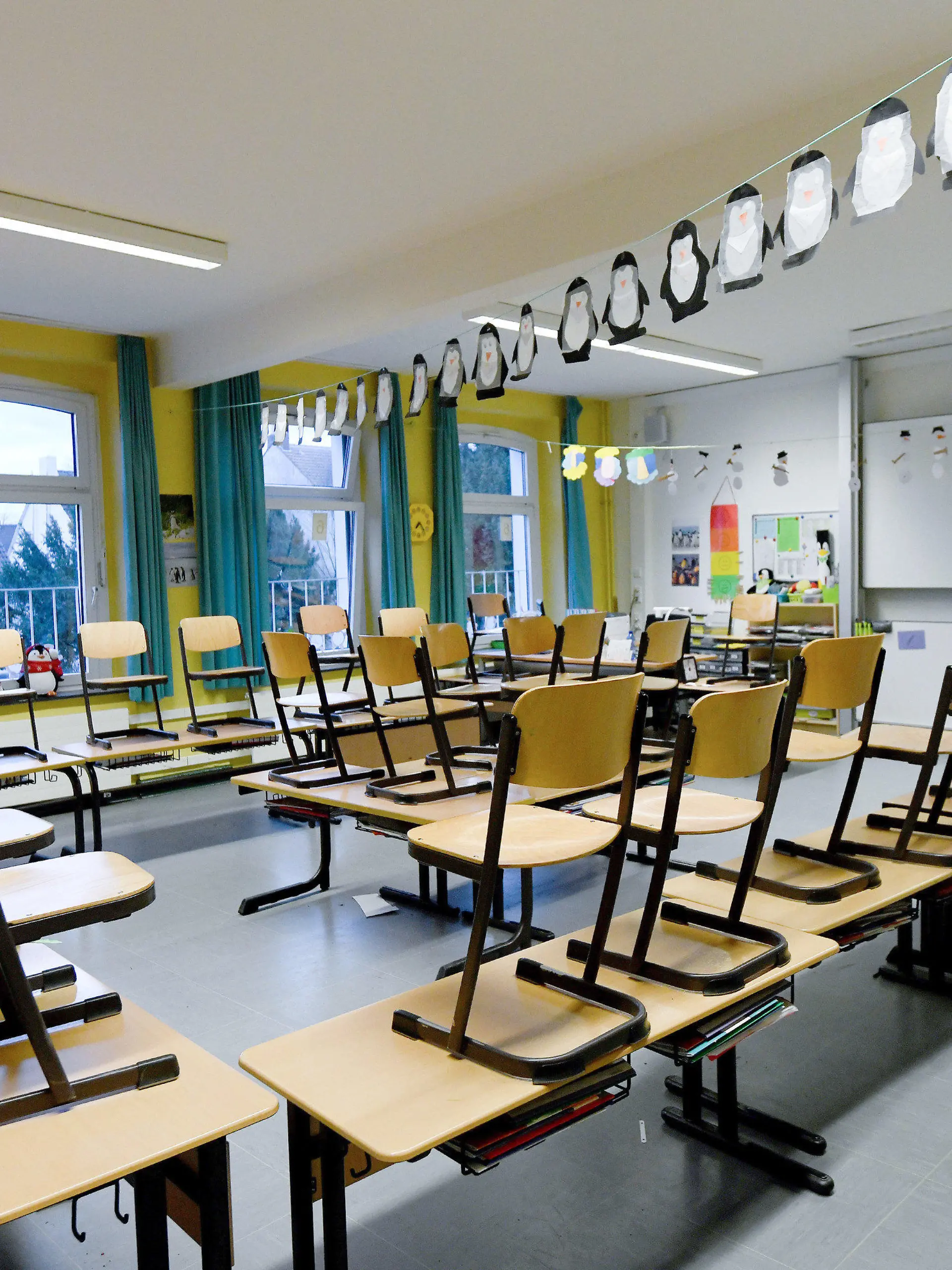 ARCHIV - 12.03.2020, Nordrhein-Westfalen, Gelsenkirchen: Stühle stehen in einem Klassenzimmer in einer Grundschule auf den Tischen. In NRW beginnt am Montag der verschärfte Corona-Lockdown. Alle Schulen gehen in den Distanzunterricht, Kitas bieten nur noch eingeschränkte Betreuung an. (zu dpa «Schulen zu und weniger Kontakte - Verschärfter Lockdown beginnt») Foto: Caroline Seidel/dpa +++ dpa-Bildfunk +++