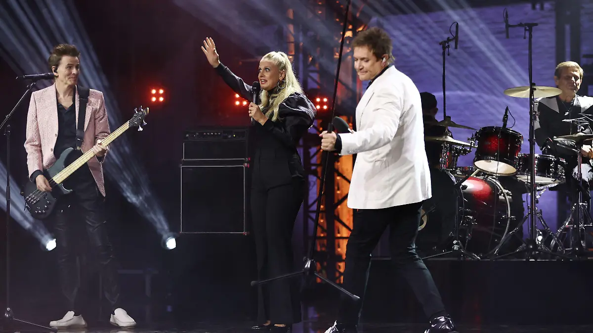 02.09.2021, Hamburg: Die britische Band Duran Duran steht zusammen mit Moderatorin Barbara Schöneberger (2.v.l.) während der Verleihung des Deutschen Radiopreises auf der Bühne. Der Deutsche Radiopreis wird in zehn Kategorien verliehen. Er ist undotiert. Foto: Christian Charisius/dpa Pool/dpa +++ dpa-Bildfunk +++