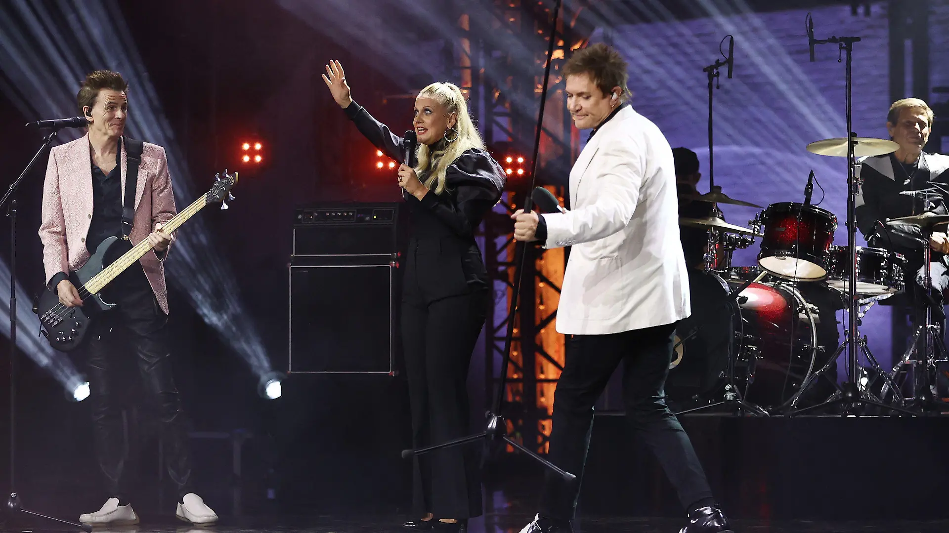 02.09.2021, Hamburg: Die britische Band Duran Duran steht zusammen mit Moderatorin Barbara Schöneberger (2.v.l.) während der Verleihung des Deutschen Radiopreises auf der Bühne. Der Deutsche Radiopreis wird in zehn Kategorien verliehen. Er ist undotiert. Foto: Christian Charisius/dpa Pool/dpa +++ dpa-Bildfunk +++