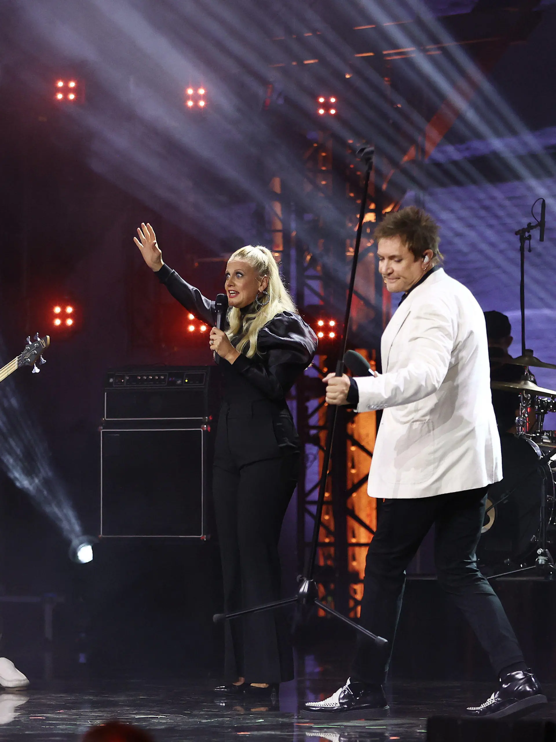 02.09.2021, Hamburg: Die britische Band Duran Duran steht zusammen mit Moderatorin Barbara Schöneberger (2.v.l.) während der Verleihung des Deutschen Radiopreises auf der Bühne. Der Deutsche Radiopreis wird in zehn Kategorien verliehen. Er ist undotiert. Foto: Christian Charisius/dpa Pool/dpa +++ dpa-Bildfunk +++