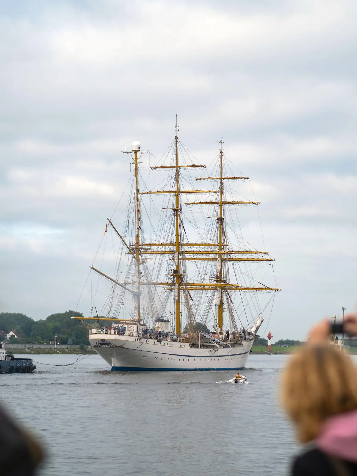 01.09.2021, Niedersachsen, Lemwerder: Die Gorch Fock verlässt die Lürssen-Werft. Das Schulschiff der Bundesmarine soll eine zweitägige Testfahrt auf der Weser und der Nordsee absolvieren. Am 4. Oktober soll die Gorch Fock in ihren Heimathafen Kiel zurückkehren. Foto: Markus Hibbeler/dpa +++ dpa-Bildfunk +++