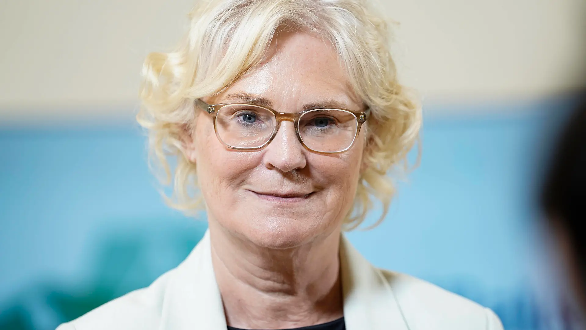 Auftaktveranstaltung DigitalPakt Alter Aktuell, 17.08.2021, Berlin, Christine Lambrecht die Bundesministerin für Familie, Senioren, Frauen und Jugend im Portrait bei offiziellen Startschuss zum DigitalPakt Alter im Paul Gerhardt Stift dem Zukunftshaus Wedding in Berlin. Das Zukunftshaus Wedding ist einer von 100 ausgezeichneten digitalen Erfahrungsorten in Deutschland. Die Erfahrungsorte begleiten auf vorbildliche Weise aeltere Menschen in die digitale Welt. Berlin Berlin Deutschland *** Launch event DigitalPakt Alter Current, 17 08 2021, Berlin, Christine Lambrecht the Federal Minister for Family Affairs, Senior Citizens, Women and Youth in portrait at the official launch of the DigitalPakt Alter at the Paul Gerhardt Stift the Zukunftsha