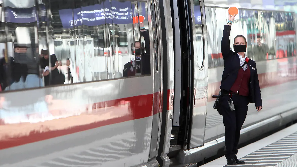 Zugbegleiterin der DB Deutsche n Bahn AG trägt während der Zugabfertigung eines ICE eine Mund Nase Bedeckung im Hauptbahnhof Frankfurt, Hessen, Deutschland *** Train attendant of DB Deutsche n Bahn AG wears a mouth nose cover during the train clearance of an ICE at Frankfurt Central Station, Hesse, Germany