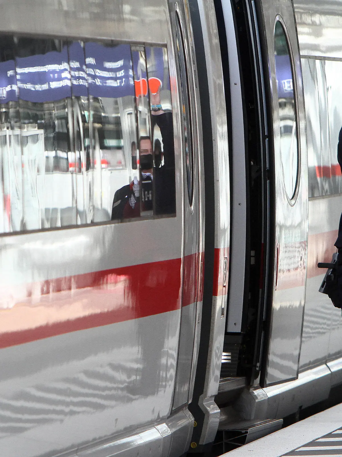  Zugbegleiterin der DB Deutsche n Bahn AG trägt während der Zugabfertigung eines ICE eine Mund Nase Bedeckung im Hauptbahnhof Frankfurt, Hessen, Deutschland *** Train attendant of DB Deutsche n Bahn AG wears a mouth nose cover during the train clearance of an ICE at Frankfurt Central Station, Hesse, Germany