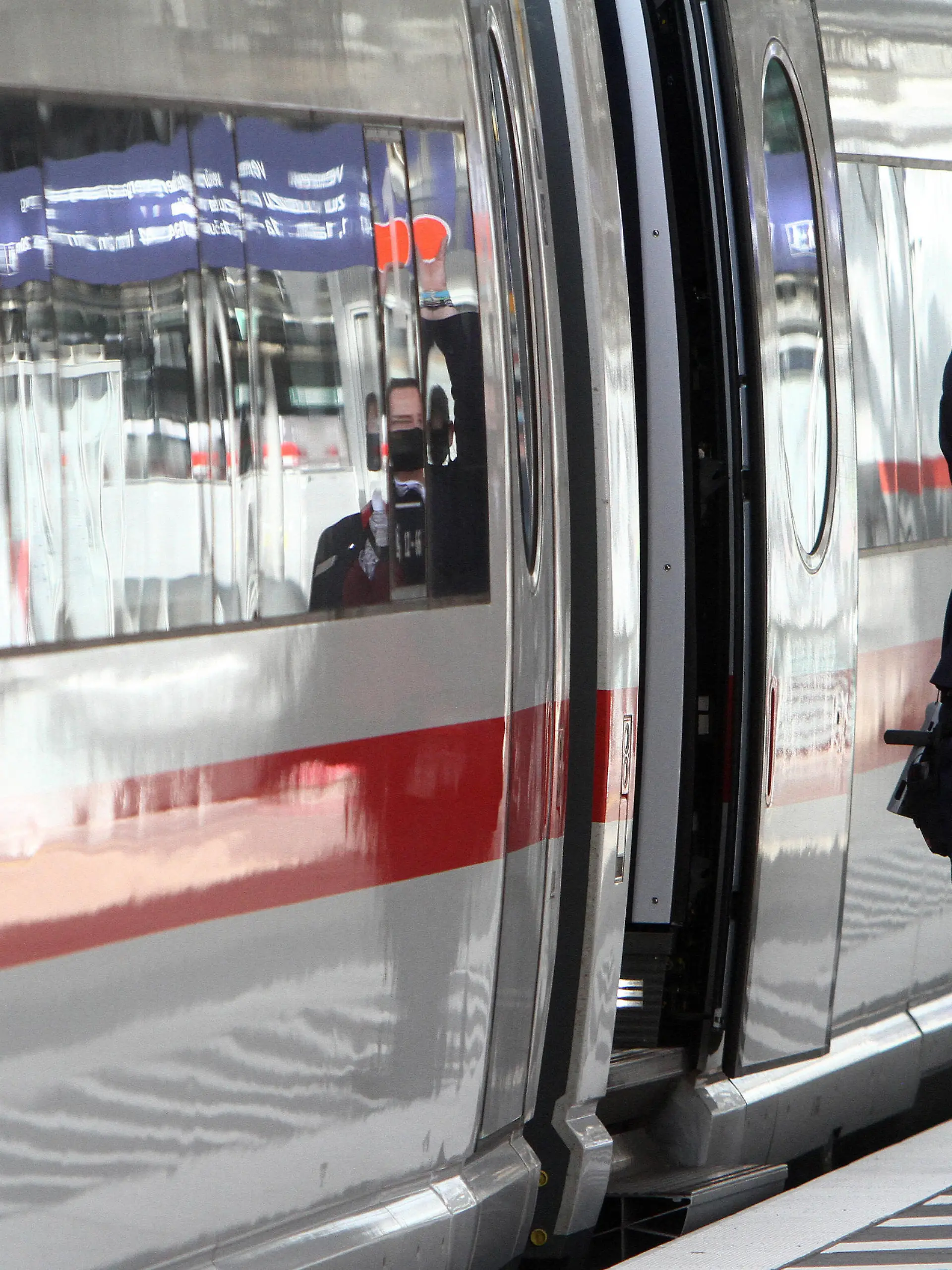  Zugbegleiterin der DB Deutsche n Bahn AG trägt während der Zugabfertigung eines ICE eine Mund Nase Bedeckung im Hauptbahnhof Frankfurt, Hessen, Deutschland *** Train attendant of DB Deutsche n Bahn AG wears a mouth nose cover during the train clearance of an ICE at Frankfurt Central Station, Hesse, Germany