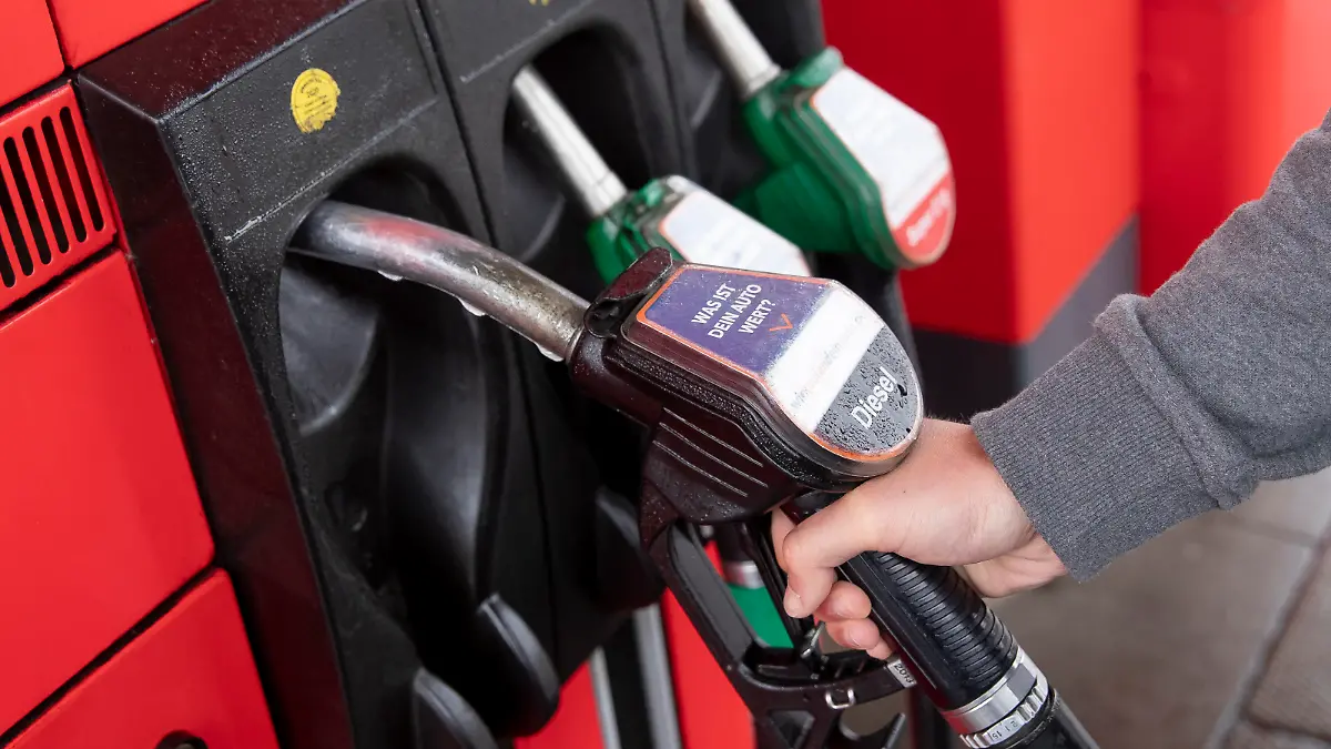 LLUSTRATION - Ein Autofahrer nimmt einen Diesel-Zapfhahn aus einer Tanksäule am einer Tankstelle. Vor dem langen Himmelfahrts-Wochenende müssen die Autofahrer an der Tankstelle tief in die Tasche greifen. Die Preise für die verschiedenen Spritsorten sind in den vergangenen Wochen und Monaten immer weiter gestiegen und haben eine Woche vor dem Feiertag kurzzeitig einen Höchststand erreicht.