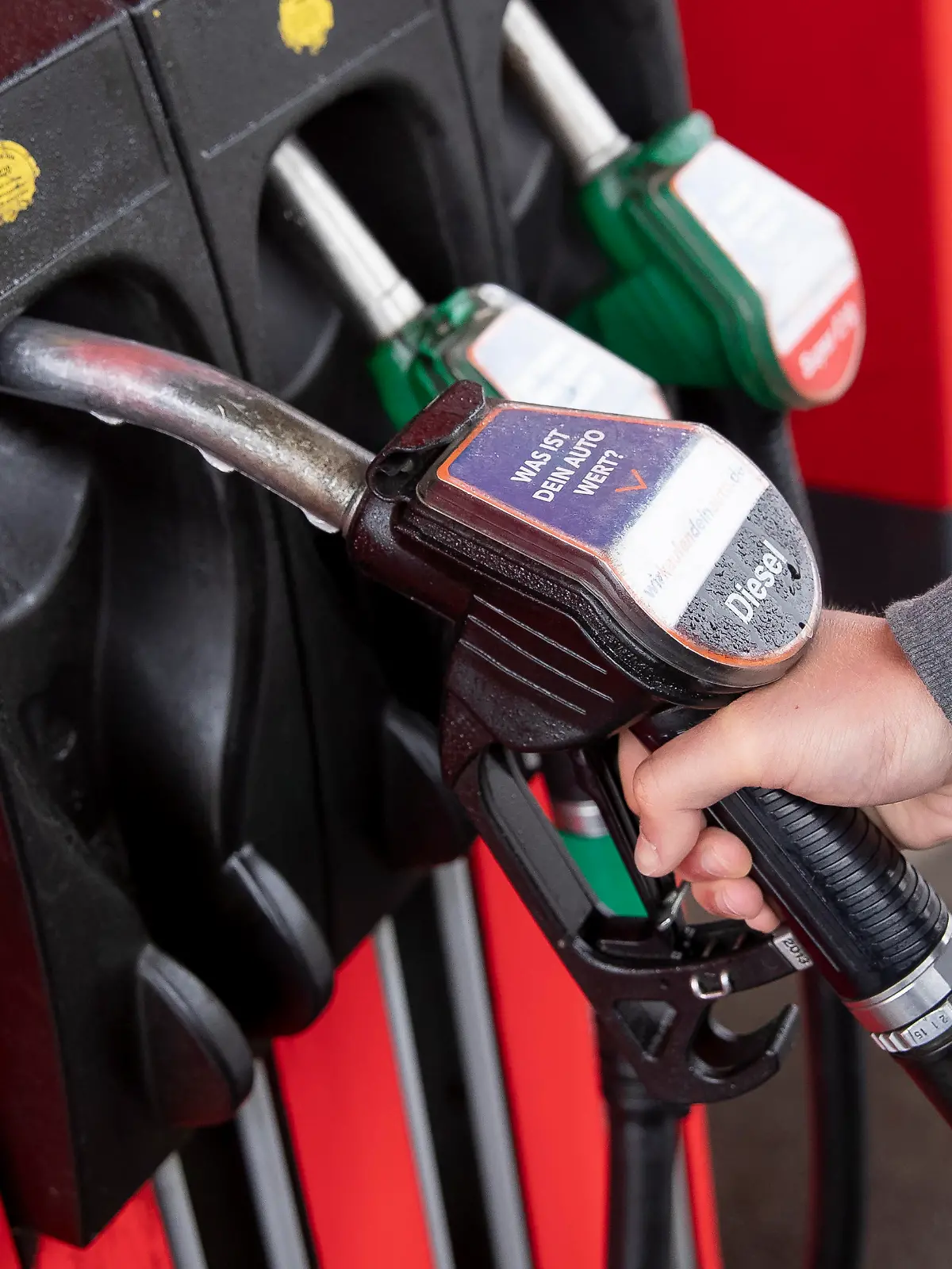 LLUSTRATION - Ein Autofahrer nimmt einen Diesel-Zapfhahn aus einer Tanksäule am einer Tankstelle. Vor dem langen Himmelfahrts-Wochenende müssen die Autofahrer an der Tankstelle tief in die Tasche greifen. Die Preise für die verschiedenen Spritsorten sind in den vergangenen Wochen und Monaten immer weiter gestiegen und haben eine Woche vor dem Feiertag kurzzeitig einen Höchststand erreicht.