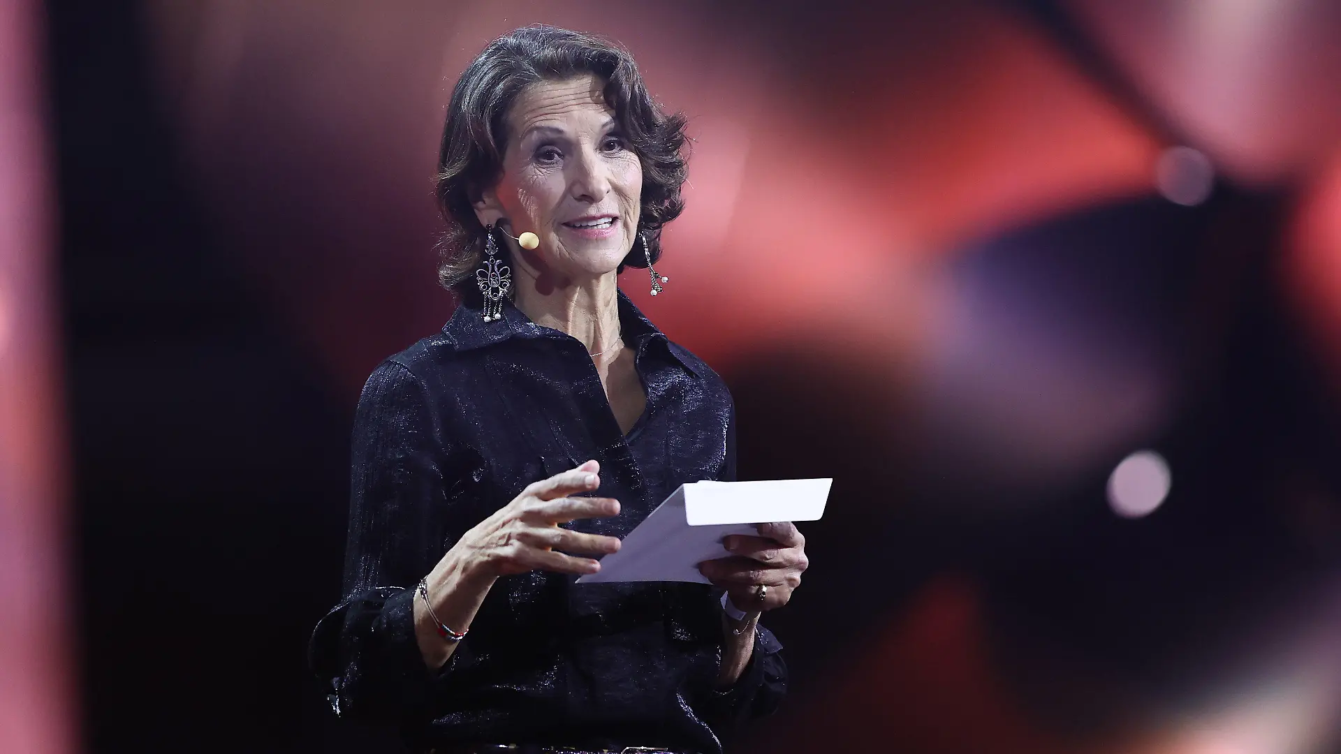 02.09.2021, Hamburg: Antonia Rados, Journalistin, steht als Laudatorin während der Verleihung des Deutschen Radiopreises auf der Bühne. Der Deutsche Radiopreis wird in zehn Kategorien verliehen. Er ist undotiert. Foto: Christian Charisius/dpa Pool/dpa +++ dpa-Bildfunk +++