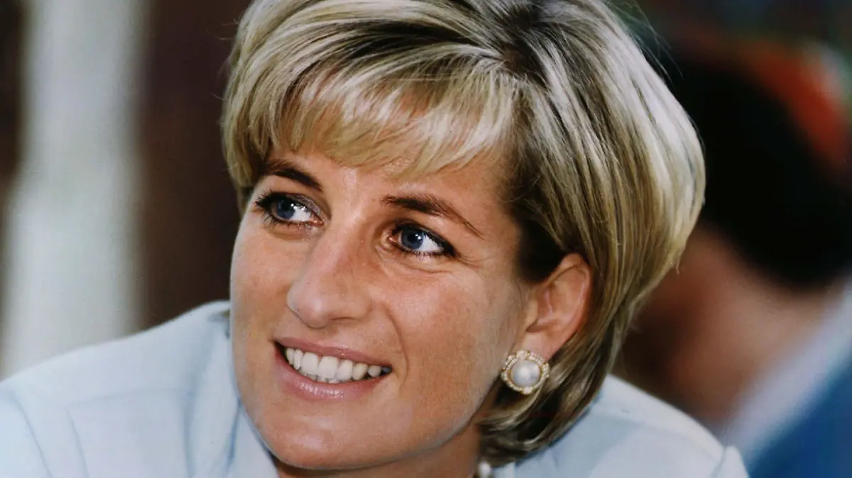 ARCHIV - 27.05.1997, Großbritannien, ---: Prinzessin Diana lächelt. Die «Prinzessin der Herzen» wäre am 01.07.2021 60 Jahre alt geworden. (zu dpa: «Burgfrieden von London: Prinzen treffen an Dianas 60. aufeinander») Foto: epa PA Stillwell/epa/PA/dpa +++ dpa-Bildfunk +++