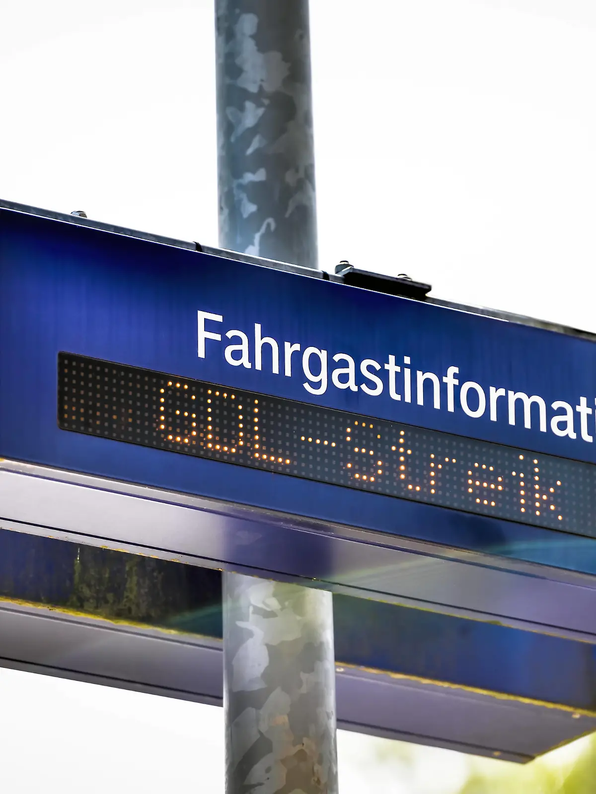  Anzeigetafel an einem Bahnsteig mit der Aufschrift GDL-Streik *** Display board on a platform with the inscription GDL strike