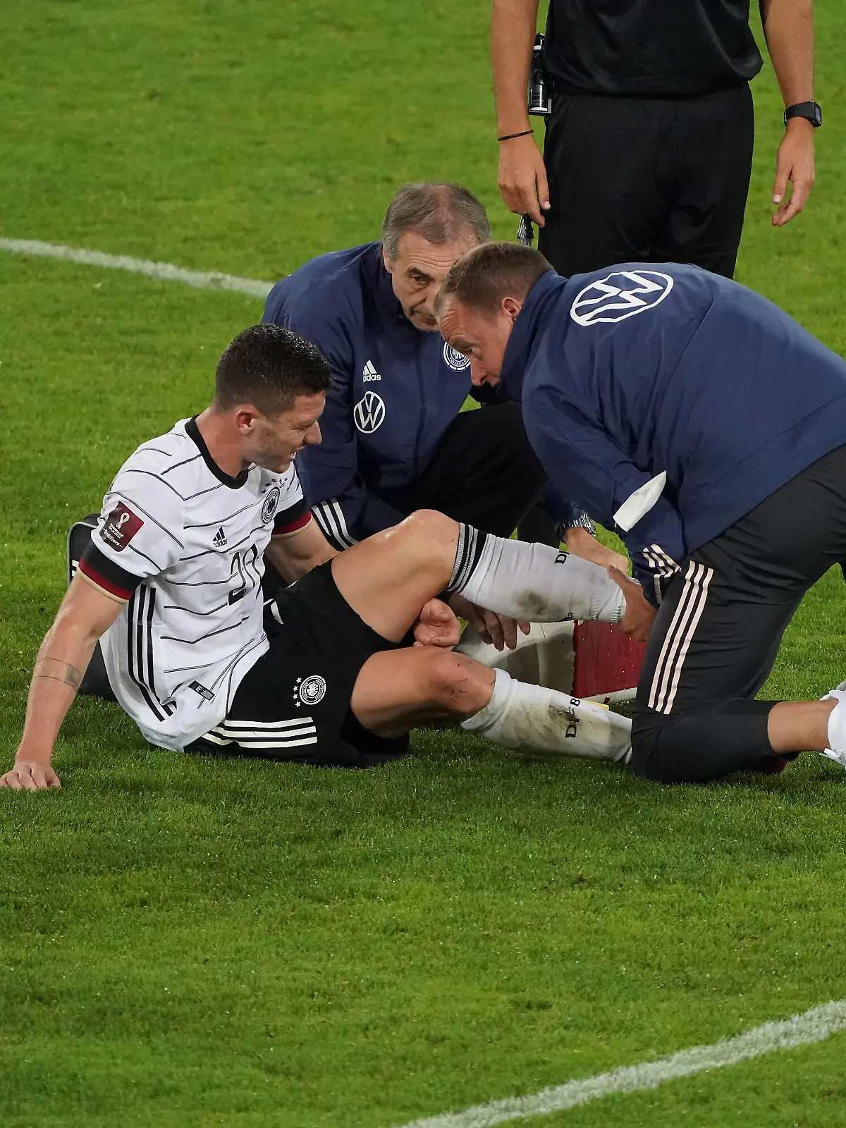Robin Gosens Deutschland Germany ist verletzt und muss trotz erschöpftem Wechselkontingent raus. Deutschland 5 Minuten in Unterzahl - St. Gallen 02.09.2021: Lichtenstein vs. Deutschland, WM-Qualifikation, St. Gallen *** Robin Gosens Germany Germany is injured and must go out despite exhausted change quota Germany 5 minutes outnumbered St Gallen 02 09 2021 Lichtenstein vs Germany, World Cup Qualification, St Gallen 