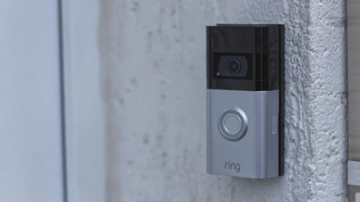 Die RING Doorbell ist einfach montiert