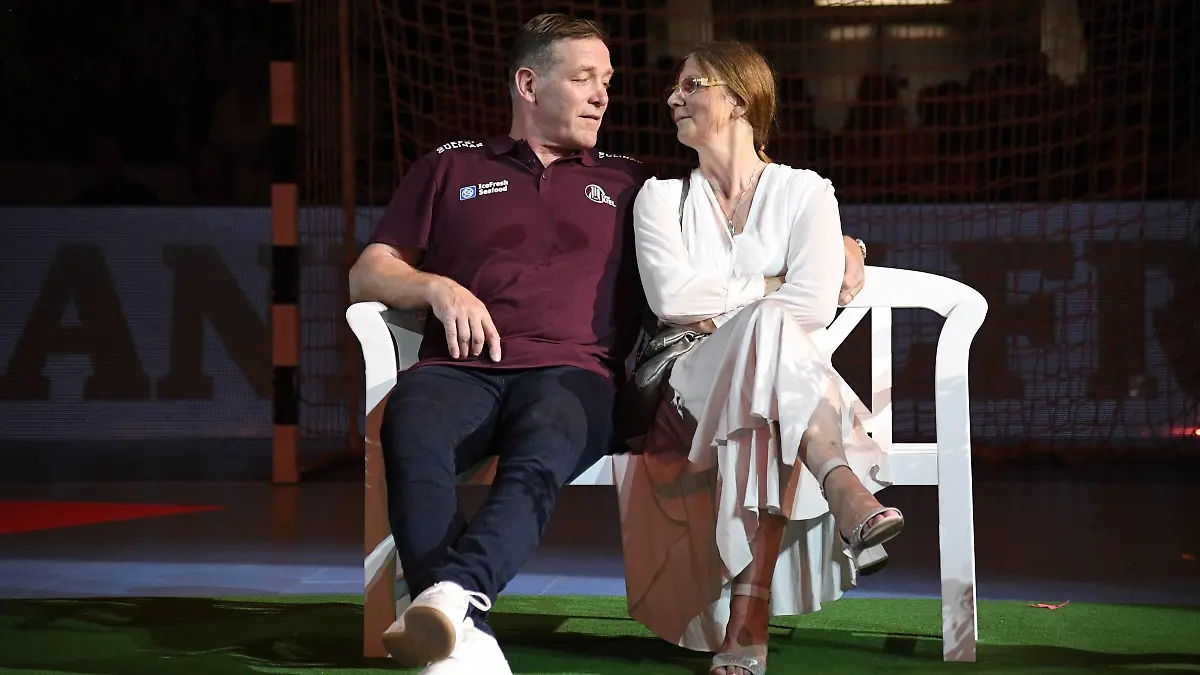 Trainer Alfred Gislason mit Ehefrau Kara, Handball, Männer, Abschiedsspiel, Trainer Alfred Gislason, THW Kiel, 26.07.19 Kiel Sparkassen Arena Schleswig-Holstein Germany *** Coach Alfred Gislason with wife Kara, handball, men, farewell game, coach Alfred Gislason, THW Kiel, 26 07 19 Kiel Sparkassen Arena Schleswig Holstein Germany