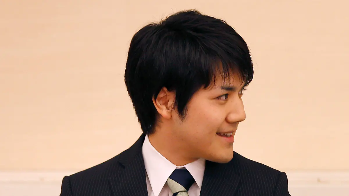 Die japanische Prinzessin Mako (r) und ihr Studienfreund Kei Komuro geben am 03.09.2017 bei einer Pressekonferenz in Tokio (Japan) ihre Verlobung bekannt. Ihre Hochzeit werde voraussichtlich im Herbst nächsten Jahres stattfinden, gab das Haushofamt bekannt. Foto: Shizuo Kambayashi/AP Pool/dpa +++(c) dpa - Bildfunk+++