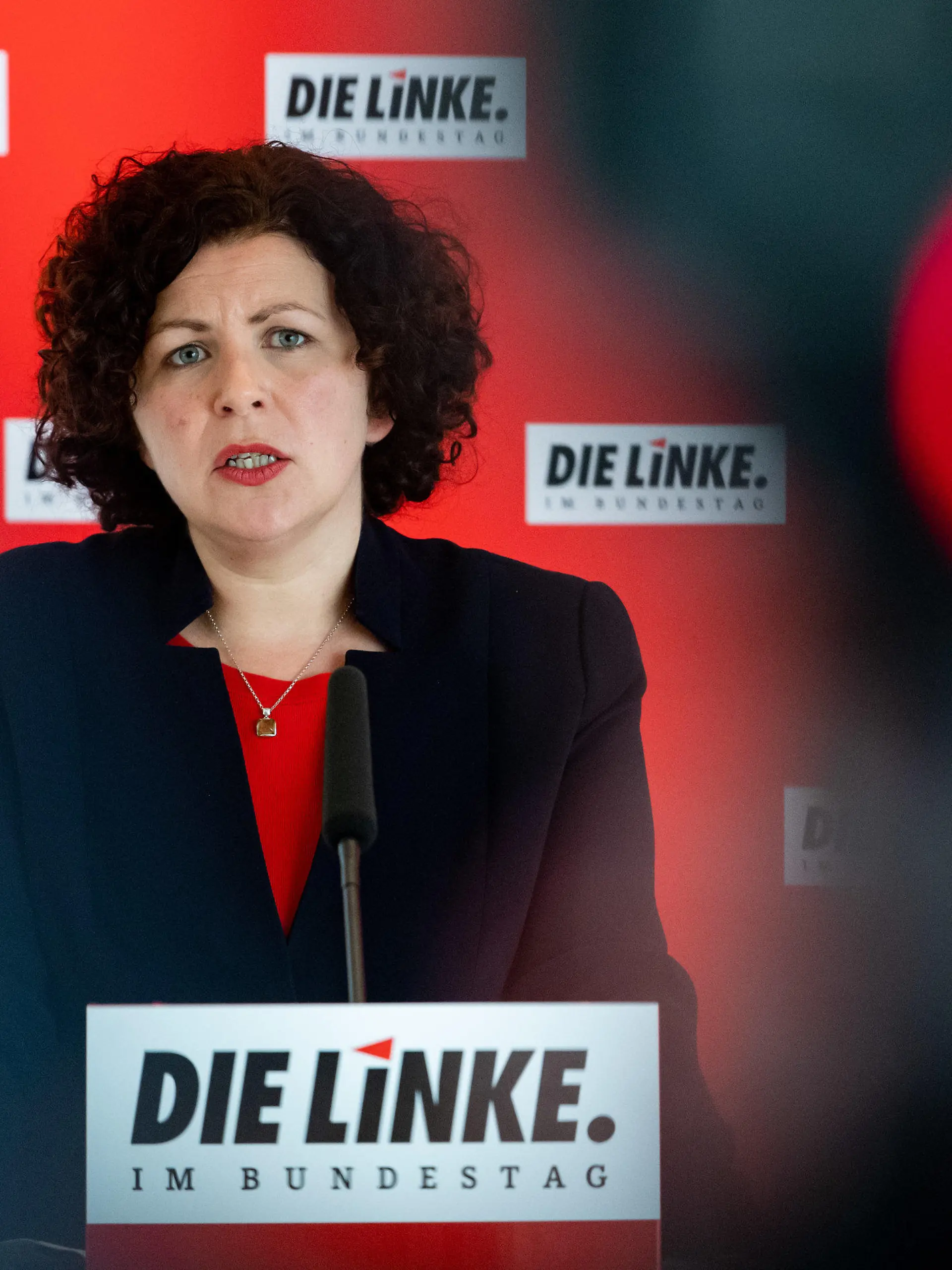 24.08.2021, Berlin: Amira Mohamed Ali, Vorsitzende der Bundestagsfraktion der Partei Die Linke, äußert sich vor der Sitzung der Linken-Fraktion im Deutschen Bundestag. Foto: Bernd von Jutrczenka/dpa +++ dpa-Bildfunk +++