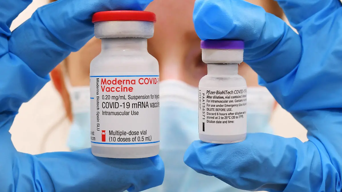 Tuebingen 15.01.2021 Themenbild: Der mRNA- COVID-19 Impfstoff von Biontech / Pfizer re und Moderna li im Lager des Universitaetsklinikum in Tuebingen fuer das Kreisimpfzentrum KIZ und Zentralen Impfzentrum ZIZ in der Paul Horn Arena *** Tuebingen 15 01 2021 Theme picture The mRNA COVID 19 vaccine from Biontech Pfizer re and Moderna li in the warehouse of the University Hospital in Tuebingen for the District Vaccination Centre KIZ and Central Vaccination Centre ZIZ in the Paul Horn Arena ulmer