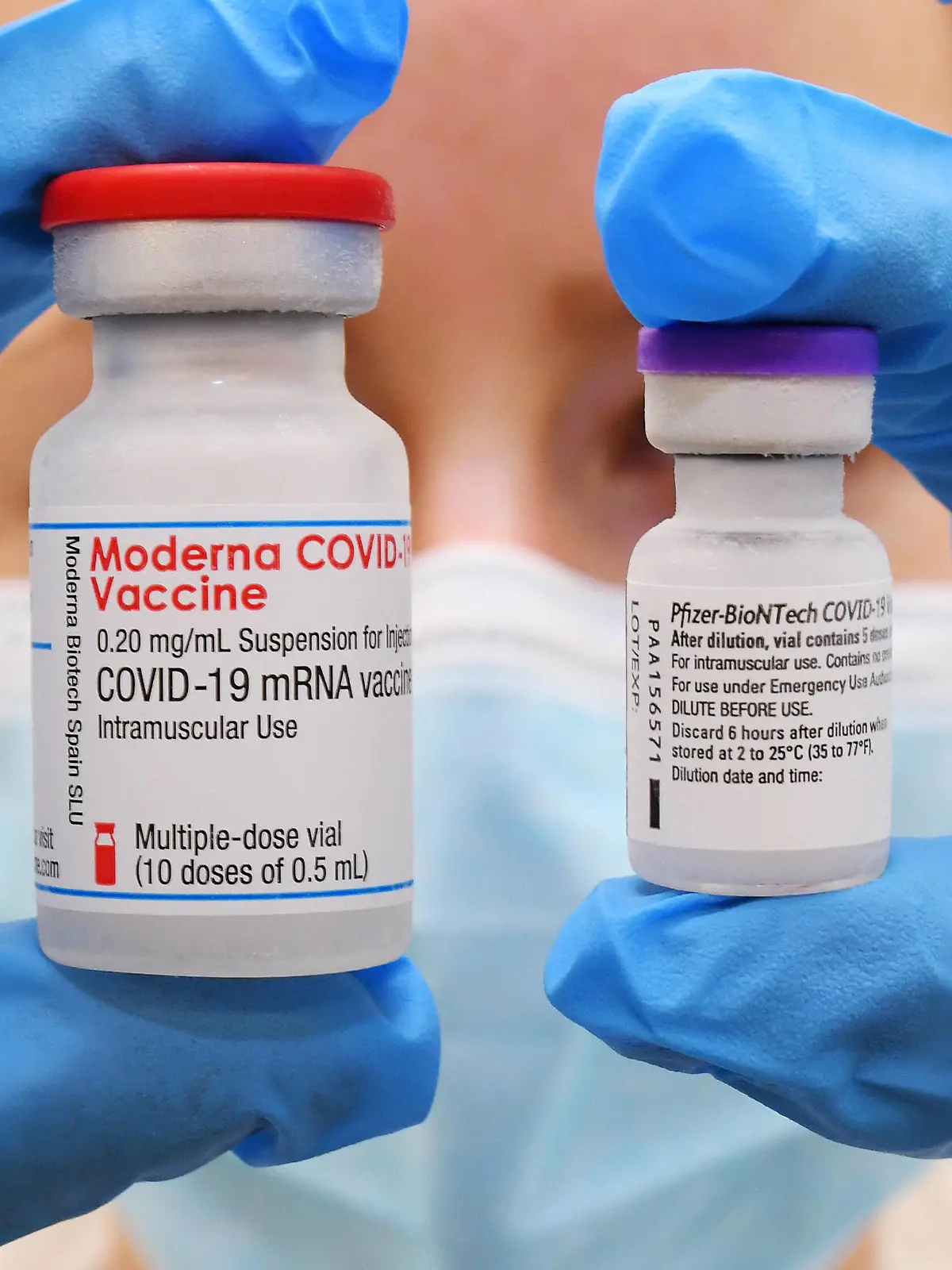  Tuebingen 15.01.2021 Themenbild: Der mRNA- COVID-19 Impfstoff von Biontech / Pfizer re und Moderna li im Lager des Universitaetsklinikum in Tuebingen fuer das Kreisimpfzentrum KIZ und Zentralen Impfzentrum ZIZ in der Paul Horn Arena *** Tuebingen 15 01 2021 Theme picture The mRNA COVID 19 vaccine from Biontech Pfizer re and Moderna li in the warehouse of the University Hospital in Tuebingen for the District Vaccination Centre KIZ and Central Vaccination Centre ZIZ in the Paul Horn Arena ulmer