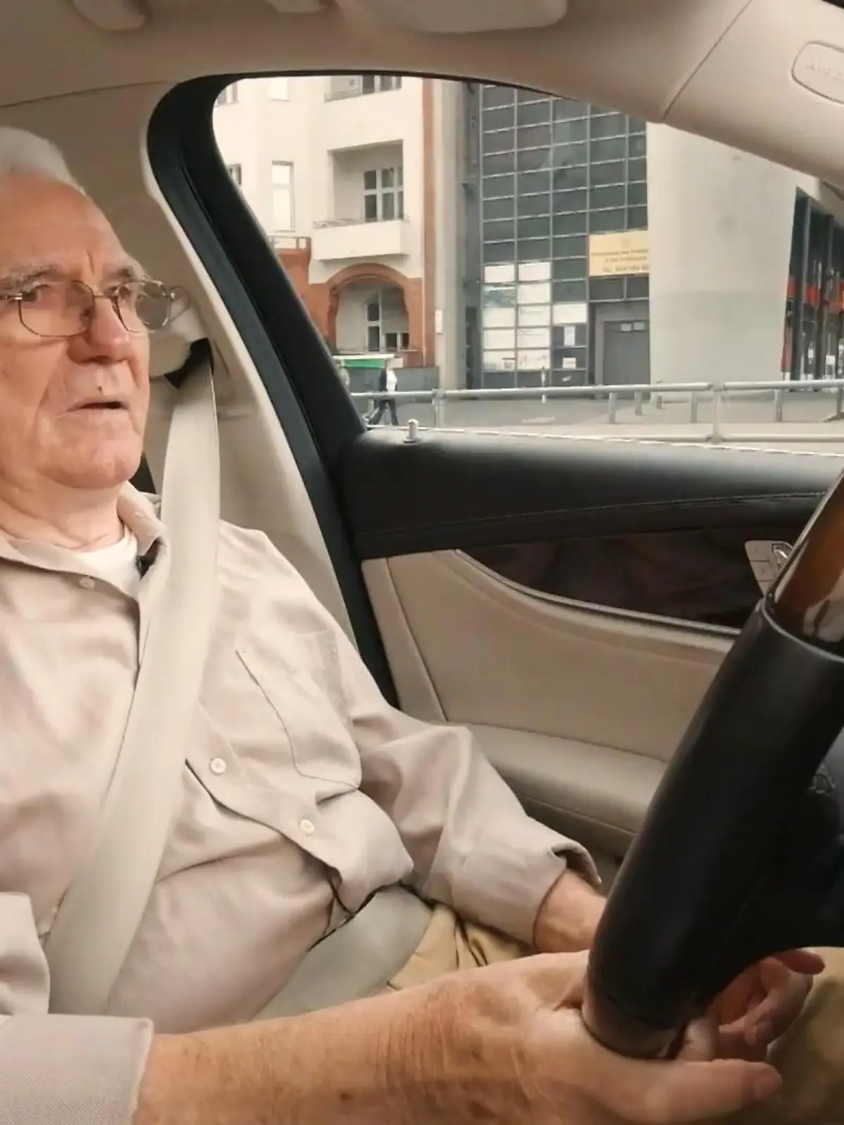 Bild zu: "Das ist Berlins ältester Taxifahrer"