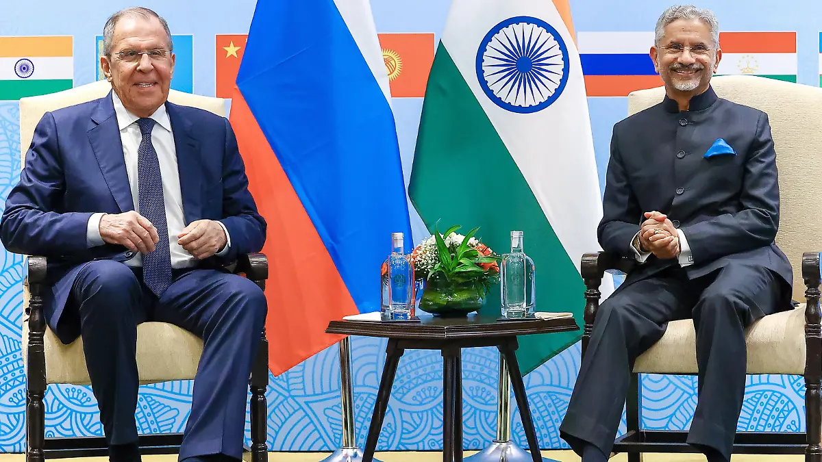 DIESES FOTO WIRD VON DER RUSSISCHEN STAATSAGENTUR TASS ZUR VERFÜGUNG GESTELLT. [INDIA, PANAJI - MAY 4, 2023: Russia's Foreign Minister Sergei Lavrov (L) and India's External Affairs Minister Subrahmanyam Jaishankar during a meeting at the Taj Exotica hotel. Russian Foreign Ministry Press Service/TASS]