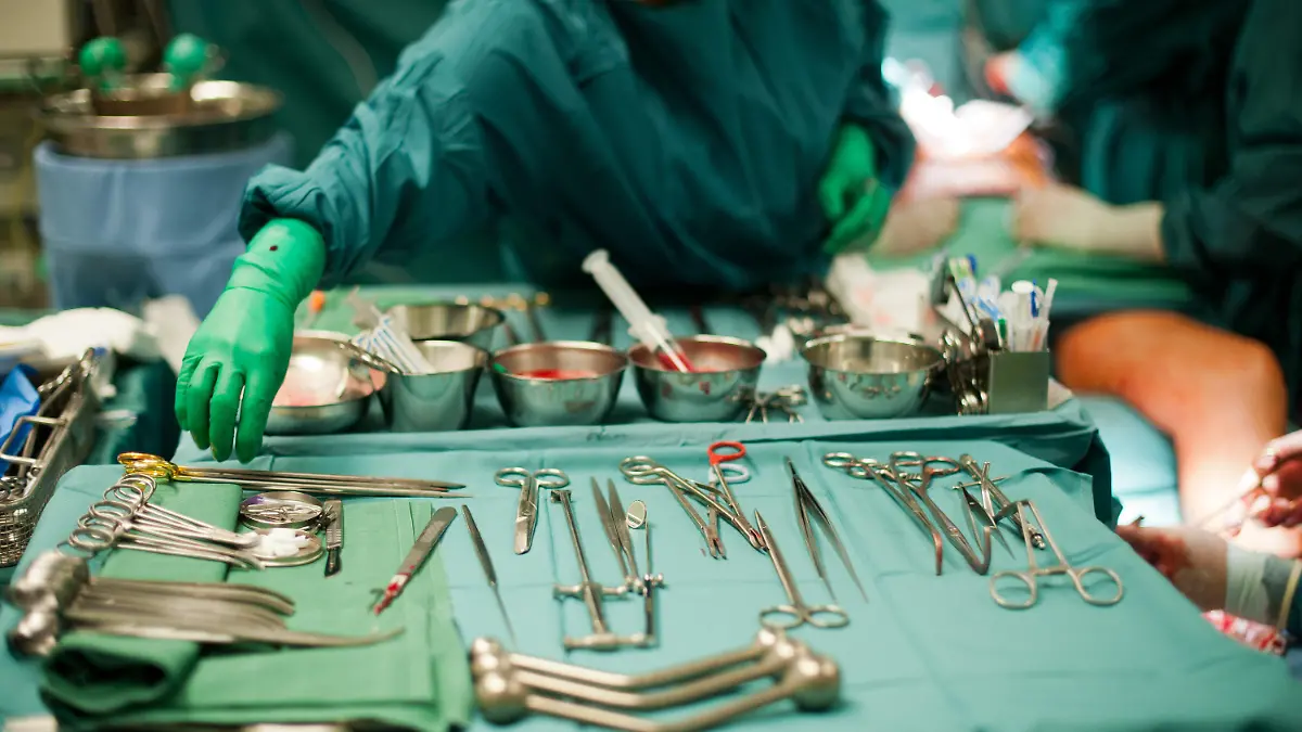 ARCHIV - Ein Operationsteam in einem Krankenhaus operiert am 12.07.2012 Patienten am offenen Herzen. Mandeln werden Studien zufolge in manchen Regionen Deutschlands achtmal häufiger operiert als anderswo. Ähnlich große regionale Unterschiede gebe es bei Blinddarm- oder Prostata-Operationen. Foto: Maurizio Gambarini/dpa (zu dpa "Studien: In manchen Regionen wird bis zu achtmal mehr operiert" vom 11.09.2014) +++(c) dpa - Bildfunk+++