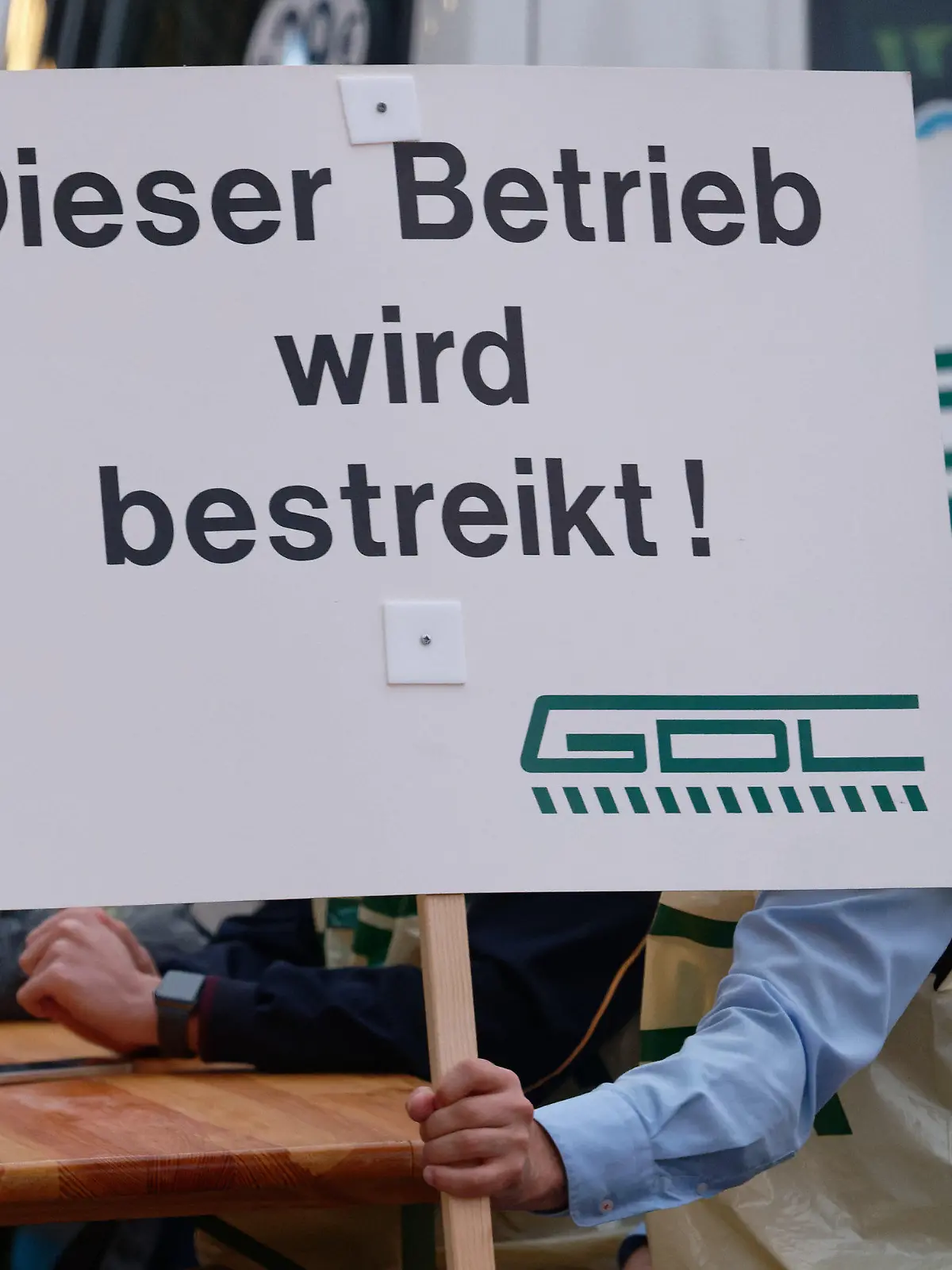 12.08.2021, Nordrhein-Westfalen, Köln: Ein Mann hält in der Nähe des Hauptbahnhofs ein Schild mit der Aufschrift "Dieser Betrieb wird bestreikt". Die Lokführergewerkschaft GDL hat ihre Mitglieder zum Streik bei der Deutschen Bahn aufgerufen. Bereits ab Dienstagabend wurde der Güterverkehr bestreikt. Am Mittwoch begann ein bundesweiter 48-stündiger Streik im Personenverkehr und in der Bahn-Infrastruktur. Foto: Henning Kaiser/dpa +++ dpa-Bildfunk +++