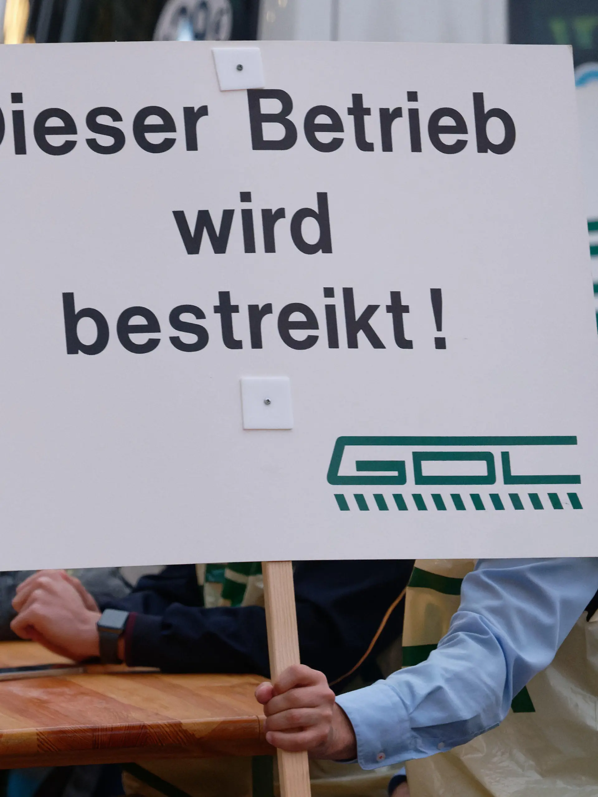 12.08.2021, Nordrhein-Westfalen, Köln: Ein Mann hält in der Nähe des Hauptbahnhofs ein Schild mit der Aufschrift "Dieser Betrieb wird bestreikt". Die Lokführergewerkschaft GDL hat ihre Mitglieder zum Streik bei der Deutschen Bahn aufgerufen. Bereits ab Dienstagabend wurde der Güterverkehr bestreikt. Am Mittwoch begann ein bundesweiter 48-stündiger Streik im Personenverkehr und in der Bahn-Infrastruktur. Foto: Henning Kaiser/dpa +++ dpa-Bildfunk +++