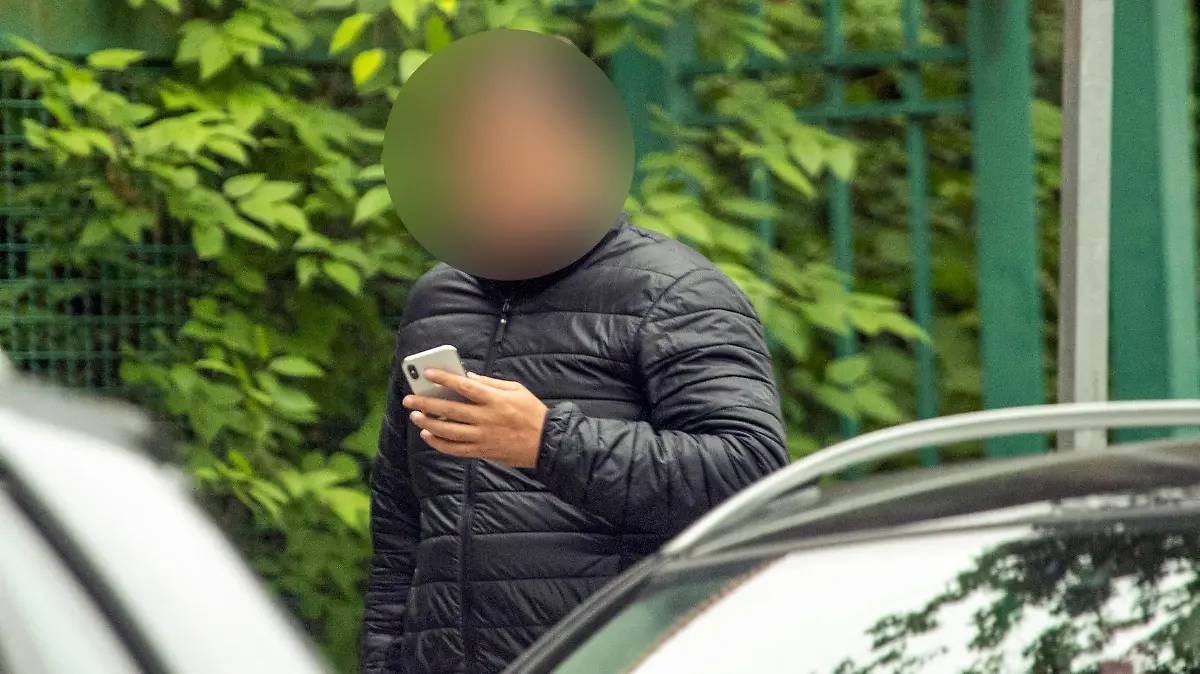 !! ACHTUNG KEINE FOTOZEILE!!!
Bild-Motiv: ACHTUNG KEINE FOTOZEILE!, der heutige Zeuge Mohammed Nasdrallah
Berlin den 01.09.2021
09.30 Strafkammer 38, Saal 500
Delikt: versuchte schwere raeuberische Erpressung, Freiheitsberaubung, gefaehrliche Koerperverletzung, Noetigung, Beleidigung, Untreue u.a.
1) Arafat Abou-Chaker (44)
2) Yasser Abou-Chaker (39)
3) Nasser Abou-Chaker (49)
4) Rommel Abou-Chaker (42)
-Sicherheitsverfuegung- -Akkreditierung-
Das Verfahren richtet sich gegen Arafat A.-C. und drei seiner Brueder wegen verschiedener Vorwuerfe zum Nachteil des Rappers Bushido. Arafat A.-C. und Anis F. alias Bushido seien einst Partner im Musikgeschaeft gewesen. Die Taten sollen sich im Anschluss der 2017 von Bushido ausgehenden Aufloesung der geschaeftlichen Beziehungen zu Arafat A.-C. ereignet haben. Die Staatsanwaltschaft Berlin wirft dem Angeklagten Arafat A.-C. in diesem Zusammenhang u.a. versuchte schwere raeuberische Erpressung, Freiheitsberaubung, gefaehrliche Koerperverletzung, Noetigung, Beleidigung und Untreue vor. Seine Brueder Yasser, Nasser und Rommel sollen sich u.a. als Mittaeter bzw. als Gehilfen an einzelnen Taten beteiligt haben.
Arafat A.-C. habe die Trennung der Geschaeftsbeziehungen nicht akzeptieren wollen und von Bushido unberechtigterweise die Zahlung von angeblichen Schulden bzw. die Beteiligung an dessen Musikgeschaeften gefordert. Auch um den Verkauf verschiedener Immobilien in Berlin und KIeinmachnow habe man gestritten. Im Dezember 2017 und Januar 2018 habe Arafat A.-C. den Geschaedigten jeweils in seine Bueroraeume einbestellt und nach dessen Eintreffen die Raeume von innen verschlossen und den Geschaedigten ehrverletzend beschimpft und drangsaliert. Sein Bruder Nasser A.-C. habe an beiden Treffen teilgenommen, sein weiterer Bruder Yasser A.-C. nur an dem zweiten. Inhaltlich sei es jeweils um die Details der Trennungsvereinbarung gegangen. Der Angeklagte Arafat A.-C. habe sich gegen das Einschalten von Rechtsanwaelten gewehrt u
