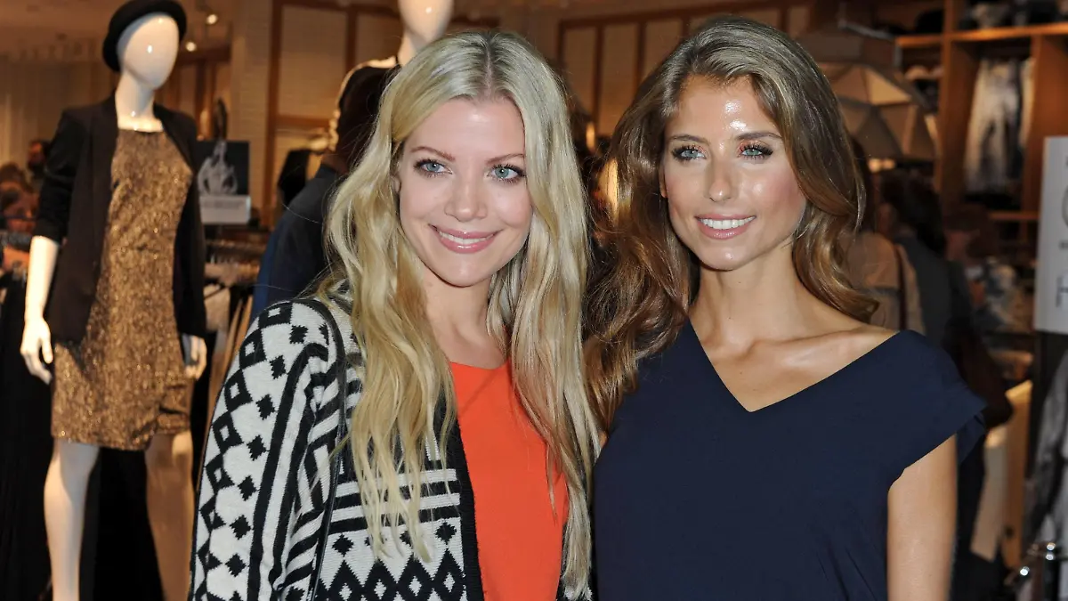 Eröffnung des RESERVED Flag-Ship Store. Moderatorin Cathrine Cathy Fischer - Hummels rechts mit ihrer Schwester Vanessa Fischer anläßlich der Eröffnung des RESERVED Flag-Ship Store am 15.09.2015 in Stuttgart.
Opening the Reserved Flag Ship Store Presenter Cathrine Cathy Fischer Hummels right with their Sister Vanessa Fischer during the Opening the Reserved Flag Ship Store at 15 09 2015 in Stuttgart