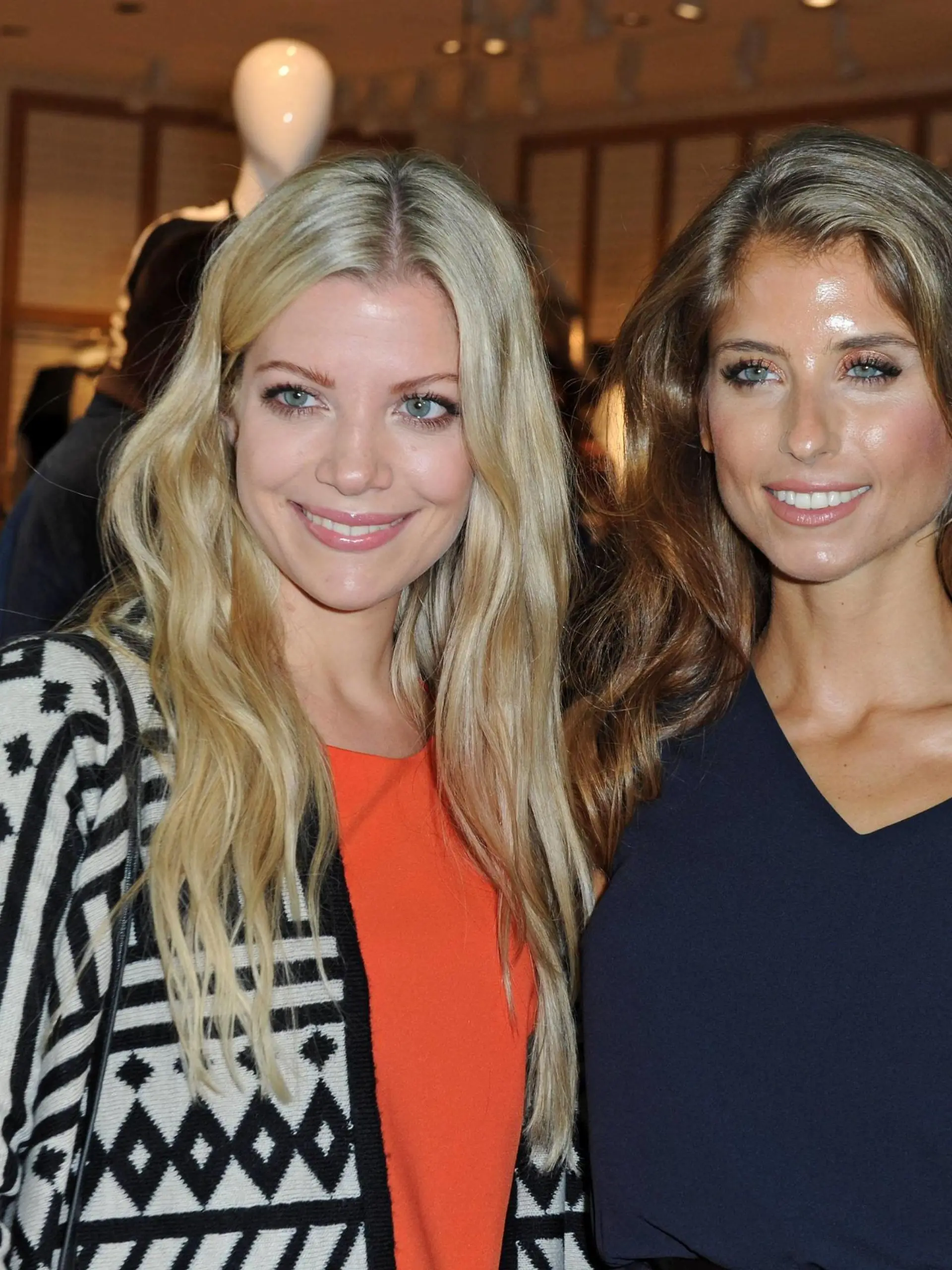 Eröffnung des RESERVED Flag-Ship Store. Moderatorin Cathrine Cathy Fischer - Hummels rechts mit ihrer Schwester Vanessa Fischer anläßlich der Eröffnung des RESERVED Flag-Ship Store am 15.09.2015 in Stuttgart.

Opening the Reserved Flag Ship Store Presenter Cathrine Cathy Fischer Hummels right with their Sister Vanessa Fischer during the Opening the Reserved Flag Ship Store at 15 09 2015 in Stuttgart