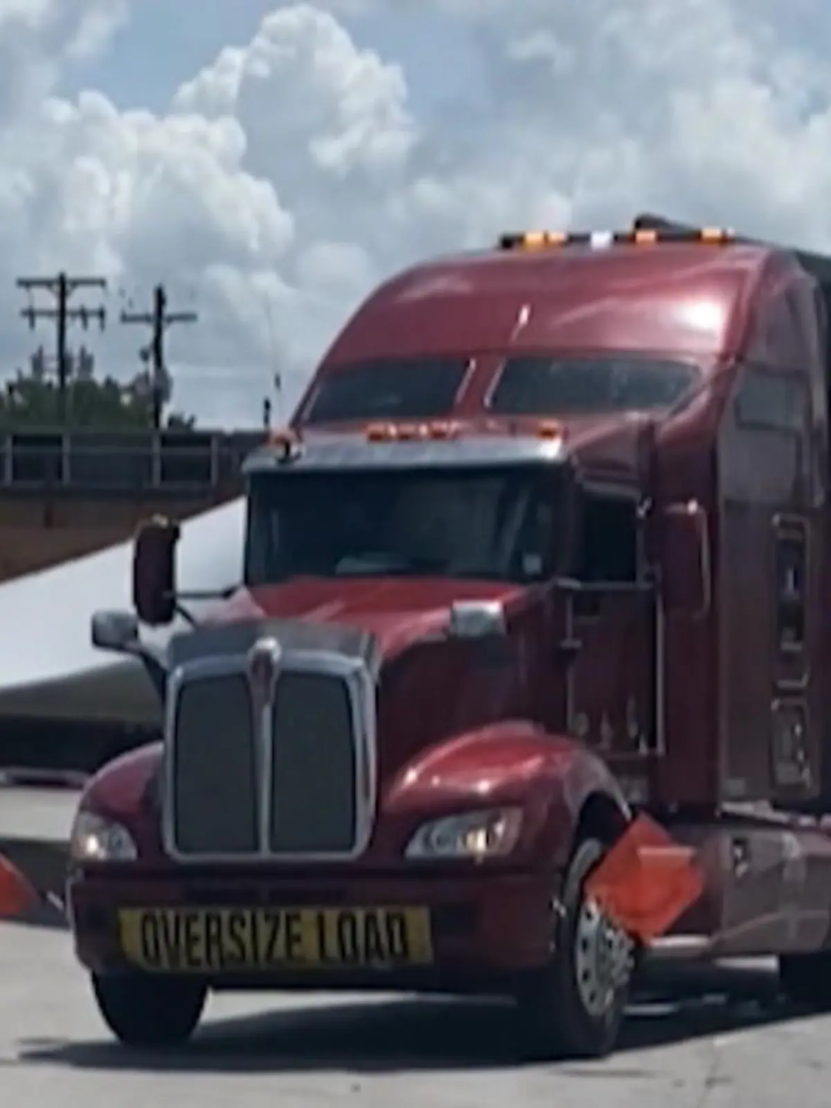 In Texas kommt es zu einem schweren Unfall: Ein Lkw transportiert das Rotorblatt eines Windrads – und bleibt mit der gigantischen Konstruktion im Bahnübergang stecken. Dann senken sich plötzlich die Schranken.