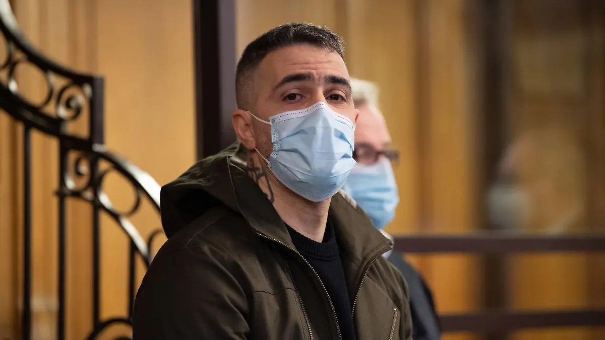 25.01.2021, Berlin: Anis Mohamed Youssef Ferchichi, bekannt unter dem Künstlernamen Bushido, sitzt als Nebenkläger im Prozess gegen den Chef eines bekannten arabischstämmigen Clans und drei seiner Brüder in einem Gerichtssaal. Der Clanchef und seine Brüder stehen unter anderem wegen schwerer räuberischer Erpressung, Freiheitsberaubung und gefährlicher Körperverletzung vor Gericht. Foto: Paul Zinken/dpa-Zentralbild/dpa +++ dpa-Bildfunk +++