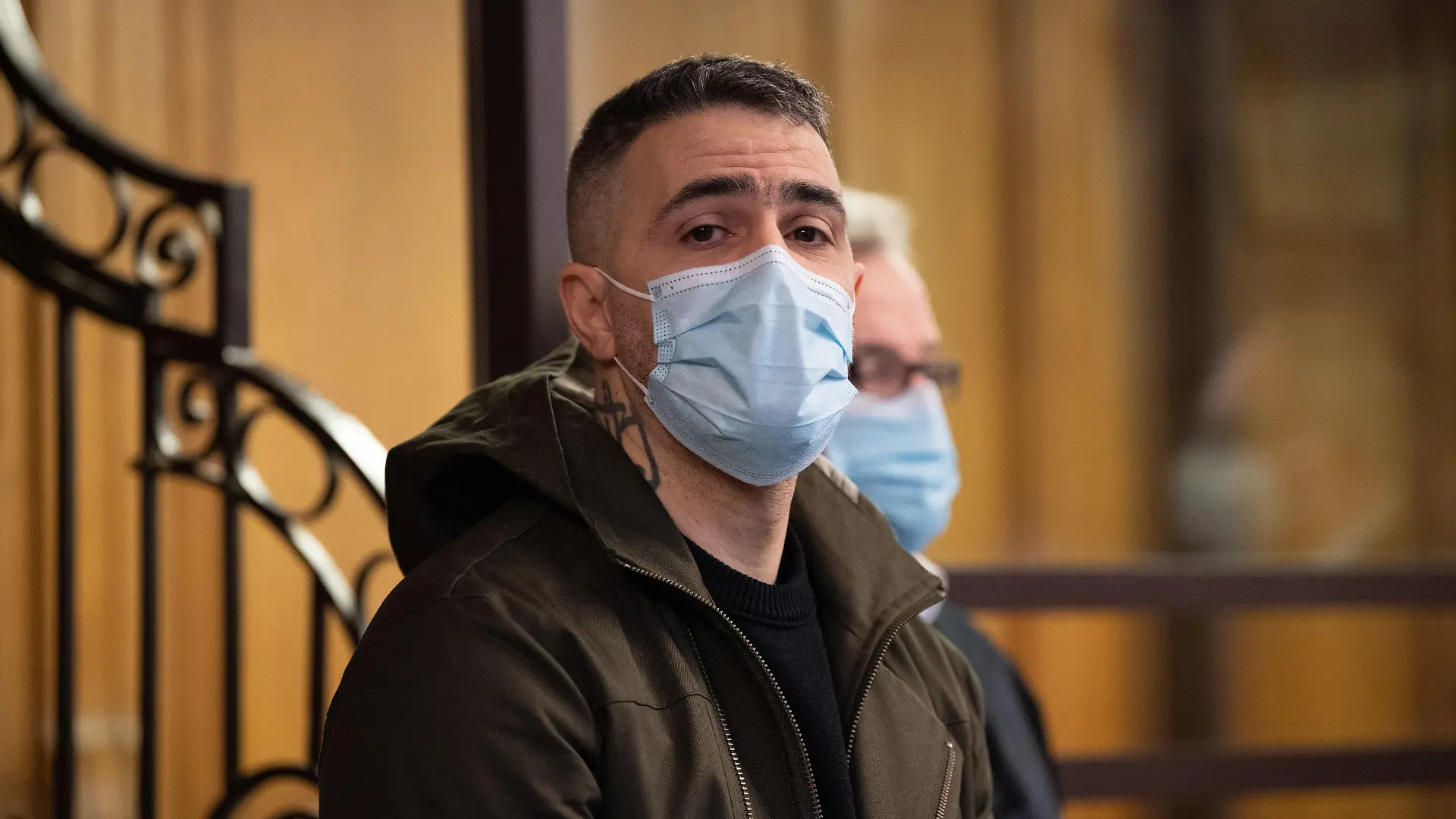 25.01.2021, Berlin: Anis Mohamed Youssef Ferchichi, bekannt unter dem Künstlernamen Bushido, sitzt als Nebenkläger im Prozess gegen den Chef eines bekannten arabischstämmigen Clans und drei seiner Brüder in einem Gerichtssaal. Der Clanchef und seine Brüder stehen unter anderem wegen schwerer räuberischer Erpressung, Freiheitsberaubung und gefährlicher Körperverletzung vor Gericht. Foto: Paul Zinken/dpa-Zentralbild/dpa +++ dpa-Bildfunk +++