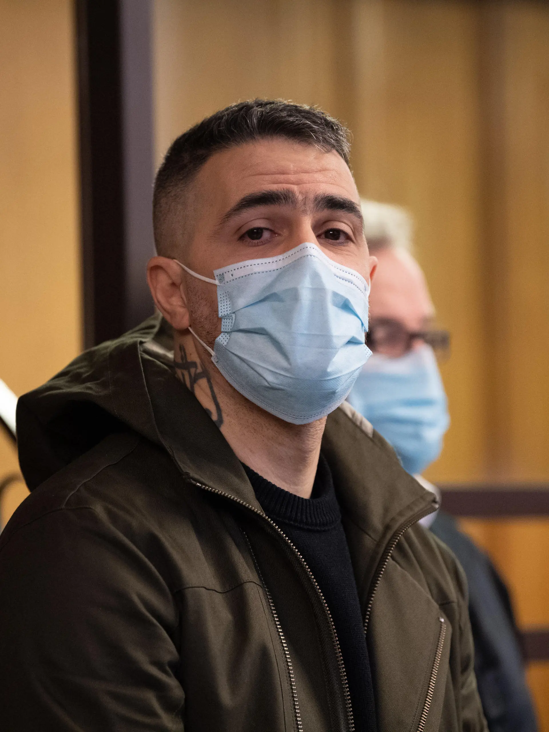 25.01.2021, Berlin: Anis Mohamed Youssef Ferchichi, bekannt unter dem Künstlernamen Bushido, sitzt als Nebenkläger im Prozess gegen den Chef eines bekannten arabischstämmigen Clans und drei seiner Brüder in einem Gerichtssaal. Der Clanchef und seine Brüder stehen unter anderem wegen schwerer räuberischer Erpressung, Freiheitsberaubung und gefährlicher Körperverletzung vor Gericht. Foto: Paul Zinken/dpa-Zentralbild/dpa +++ dpa-Bildfunk +++