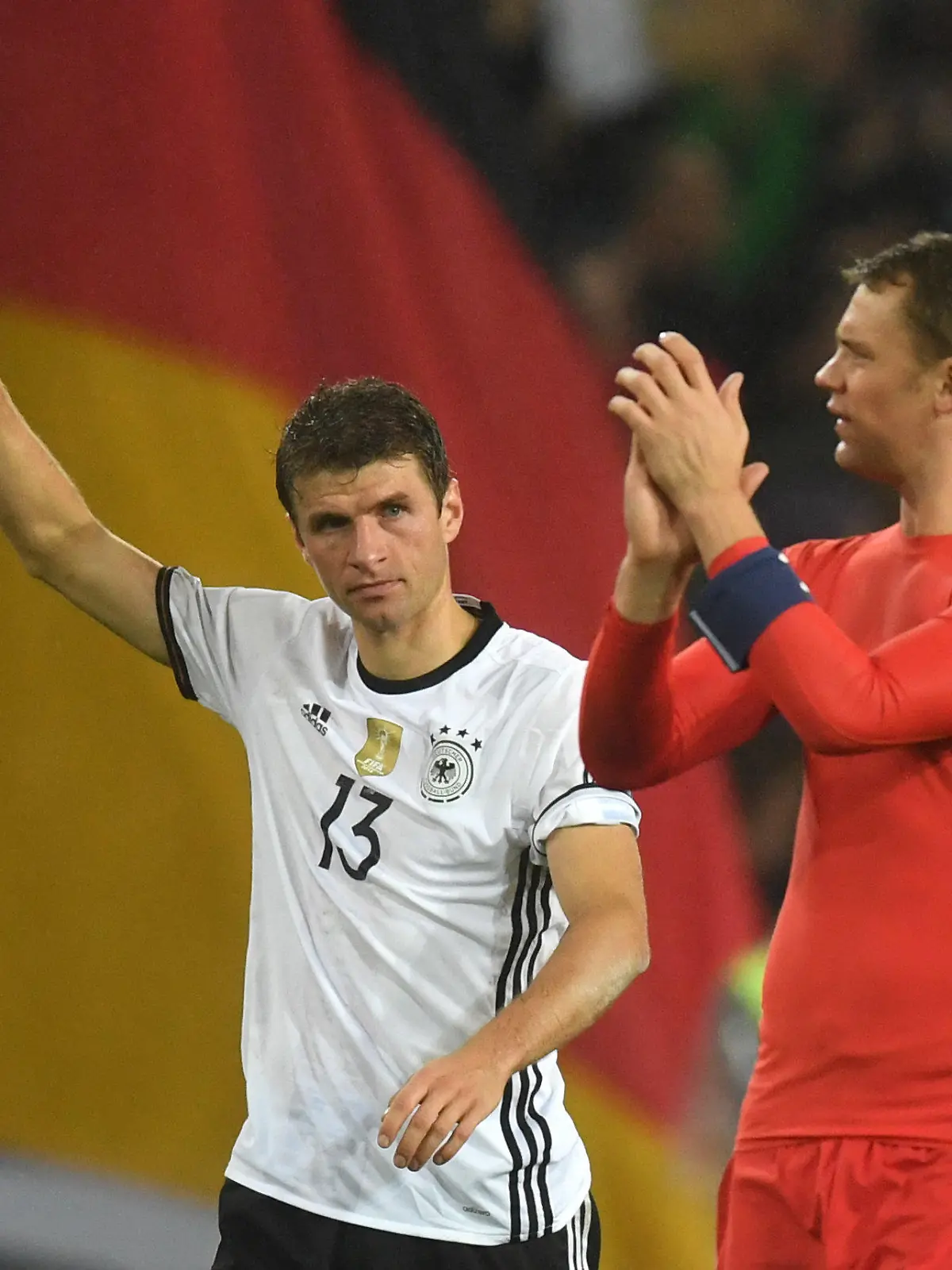 Fußball: WM-Qualifikation, Deutschland - Nordirland, Gruppenphase, Gruppe C, 3. Spieltag am 11.10.2016 in der HDI-Arena in Hannover (Niedersachsen). Deutschlands Torwart Manuel Neuer und Thomas Müller jubeln nach dem Spiel. Foto: Julian Stratenschulte/dpa +++(c) dpa - Bildfunk+++