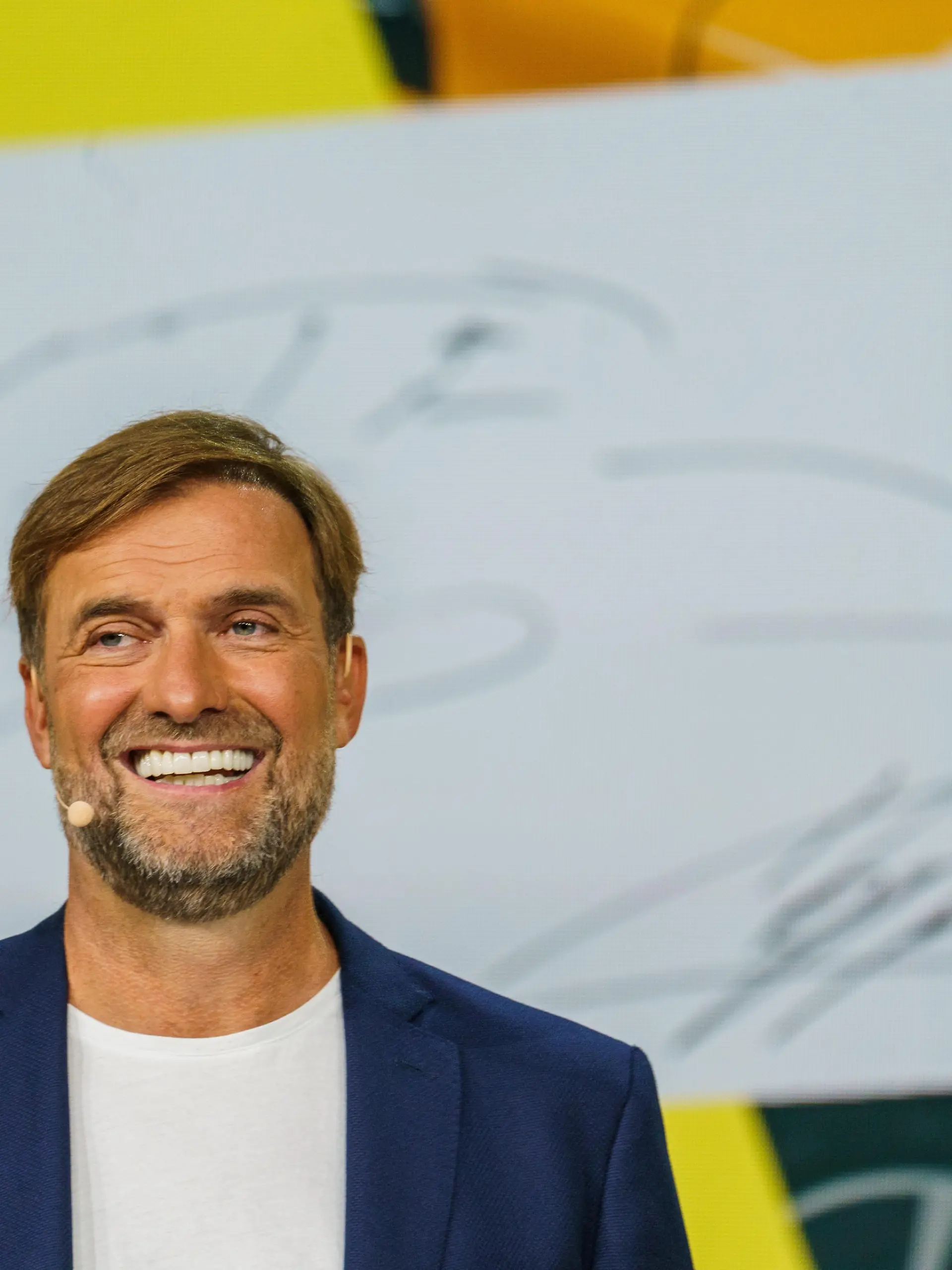 Markenbotschafter Jürgen Klopp, Fußball-Trainer des FC Liverpool, steht bei der Präsentation des neuen Opel Astra Hybrid vor einer eigenen, signierten Zeichnung auf der Bühne. Der Automobilbauer Opel hat den neuen Opel Astra im Opelwerk Rüsselsheim vorgestellt. Die aktuelle Generation ist auch als Plug-in-Hybrid erhältlich und soll von Anfang 2022 an ausgeliefert werden.