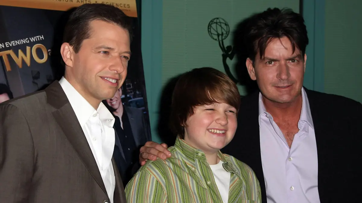 Feb 27, 2008 - North Hollywood, California, USA - JON CRYER, ANGUS T JONES and CHARLIE SHEEN at An Evening with Two and a Half Men Academy of Television Arts & Sciences Leonard Goldenson theater. PUBLICATIONxINxGERxSUIxAUTxONLY - ZUMAw38_ 20080227_mkh_w38_317