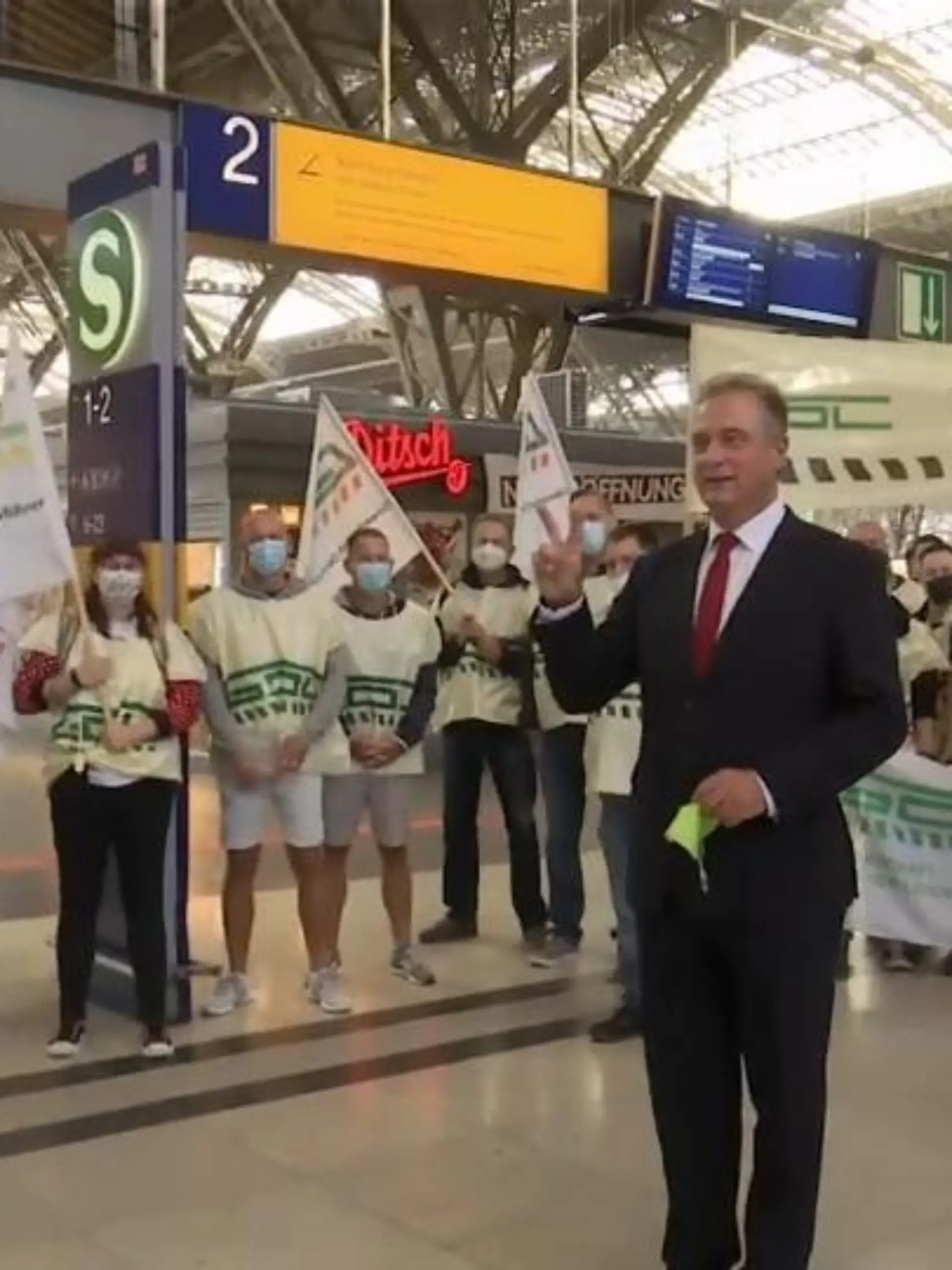Ab 17 Uhr am Mittwoch stehen die Güterzüge erneut still – ab 2 Uhr in der Nacht auf Donnerstag sind dann auch Personenzüge der Deutschen Bahn vom Streik der Gewerkschaft Deutscher Lokomotivführer (GDL) betroffen. Der dritte Streik in Folge soll bis zum 7. September um 2 Uhr gehen – und betrifft nicht nur den Fernverkehr, sondern auch S-Bahnen und Regionalzüge in Hessen. Die Deutsche Bahn geht nun juristisch gegen den Streik der Lokomotivführergesellschaft GDL vor. Nach dpa-Informationen hat der Konzern am Donnerstag vor dem Arbeitsgericht Frankfurt am Main einen Antrag auf einstweilige Verfügung gegen den Arbeitskampf gestellt.