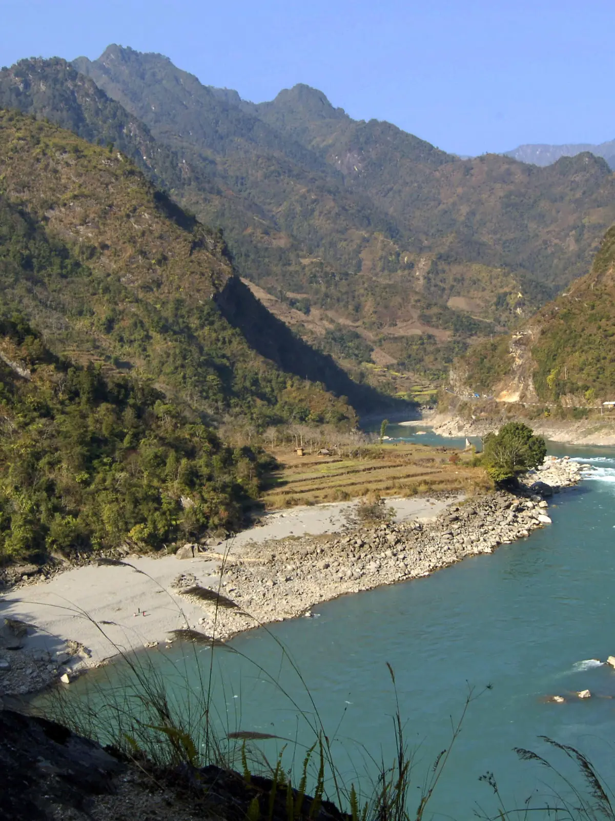 Der Fluß Nu (auch Nu jiang, Saluen, Salween oder Nagqu genannt) in der chinesischen Provinz Yunnan, aufgenommen am 20.02.2006. China plant die Errichtung mehrerer Staudämme entlang des Gebirgstroms. Foto: Ma hongmin - Imaginechina +++(c) dpa - Report+++