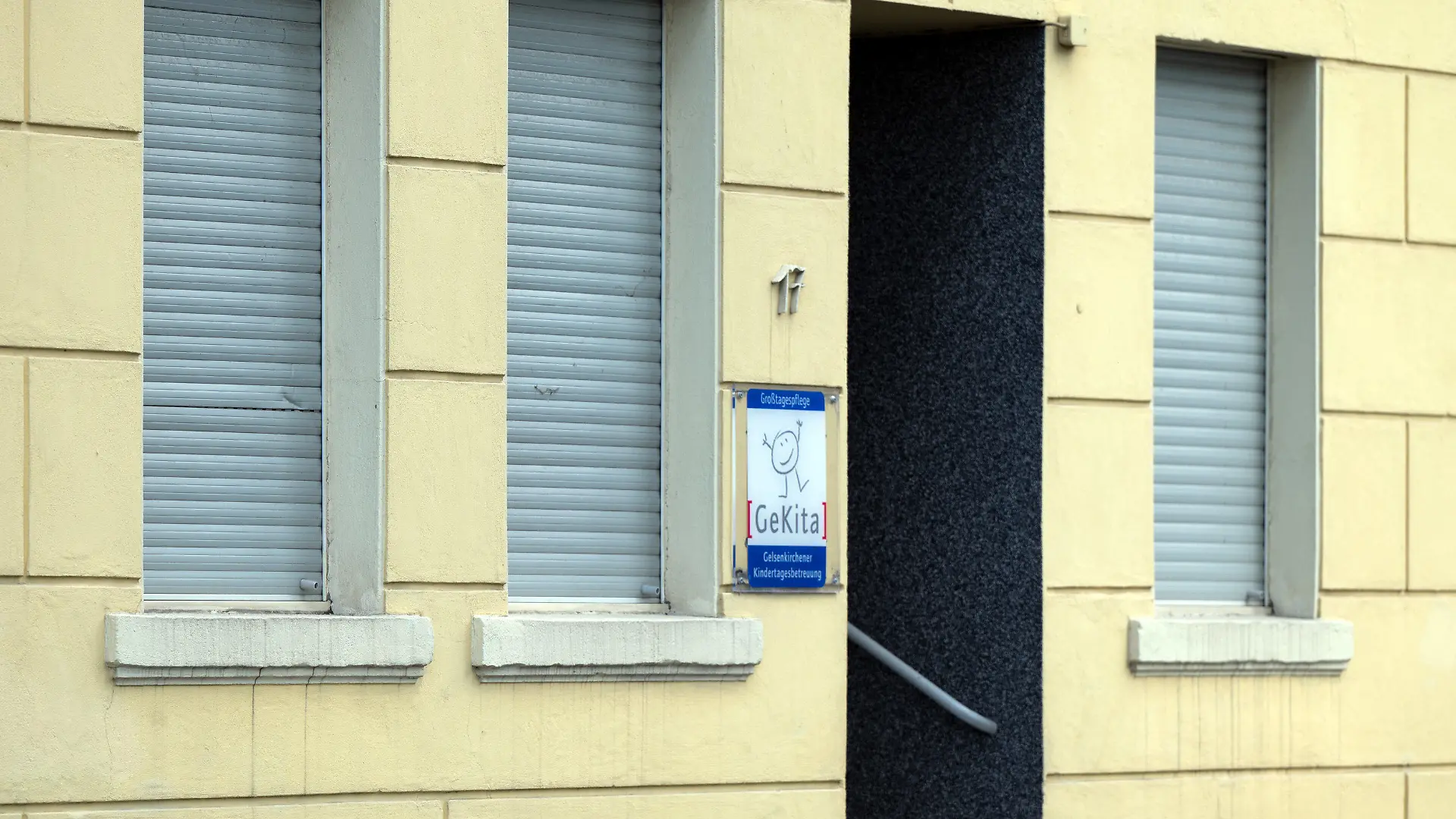 31.08.2021, Nordrhein-Westfalen, Gelsenkirchen: Die Rolladen sind bei einer Mini-Kita heruntergelassen. Nach dem Tod eines zweijährigen Jungen in einer städtischen Mini-Kita in Gelsenkirchen ermittelt die Polizei «in alle Richtungen». Der zweijährige Junge, der am Montag in einer Gelsenkirchener Kita umgekommen ist, ist wohl erstickt, nachdem er sich in seinem Etagenbett eingeklemmt hatte. (zu dpa: «Tod eines Zweijährigen: Vermutlich in Bett eingeklemmt und erstickt») Foto: Federico Gambarini/dpa - ACHTUNG: Nur zur redaktionellen Verwendung im Zusammenhang mit der aktuellen Berichterstattung und nur mit vollständiger Nennung des vorstehenden Credits +++ dpa-Bildfunk +++