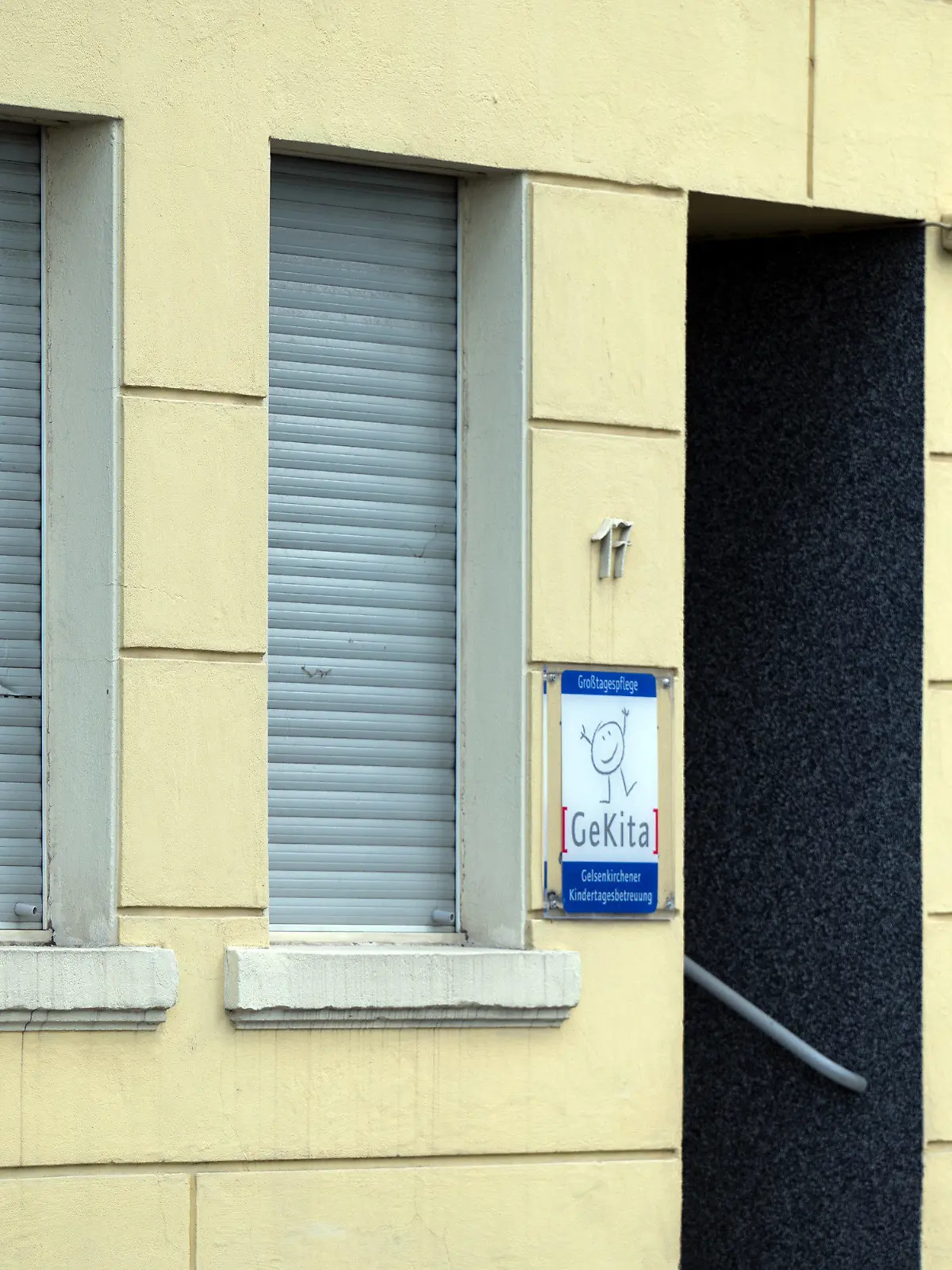 31.08.2021, Nordrhein-Westfalen, Gelsenkirchen: Die Rolladen sind bei einer Mini-Kita heruntergelassen. Nach dem Tod eines zweijährigen Jungen in einer städtischen Mini-Kita in Gelsenkirchen ermittelt die Polizei «in alle Richtungen». Der zweijährige Junge, der am Montag in einer Gelsenkirchener Kita umgekommen ist, ist wohl erstickt, nachdem er sich in seinem Etagenbett eingeklemmt hatte. (zu dpa: «Tod eines Zweijährigen: Vermutlich in Bett eingeklemmt und erstickt») Foto: Federico Gambarini/dpa - ACHTUNG: Nur zur redaktionellen Verwendung im Zusammenhang mit der aktuellen Berichterstattung und nur mit vollständiger Nennung des vorstehenden Credits +++ dpa-Bildfunk +++