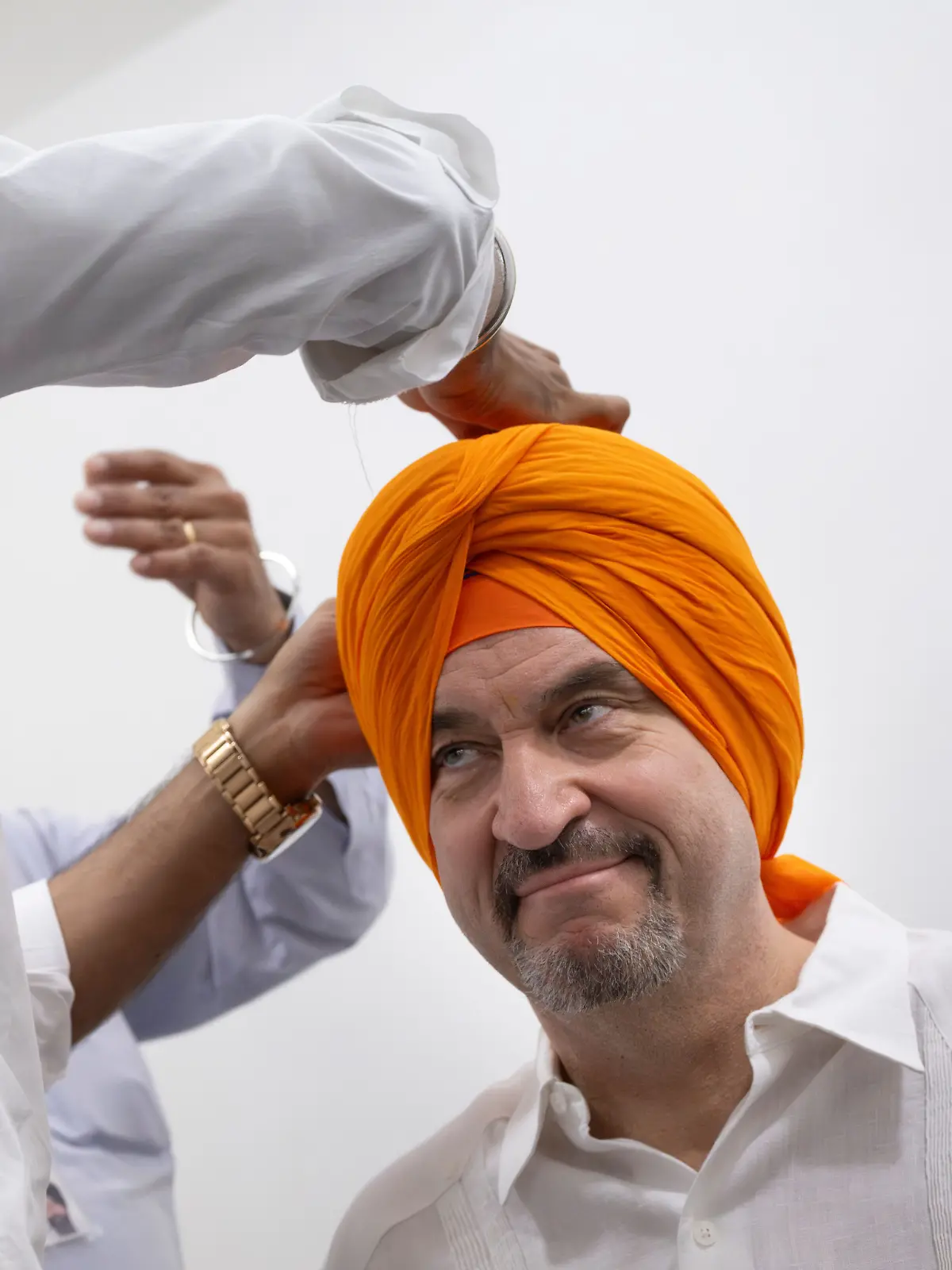 Markus Söder (CSU), Ministerpräsident von Bayern, bekommt zu Beginn seines Besuchs des Sikh-Tempels „Gurudwara Bangla Sahib” einen orangenen Turban. Söder befindet sich auf einer mehrtägigen Indienreise.
