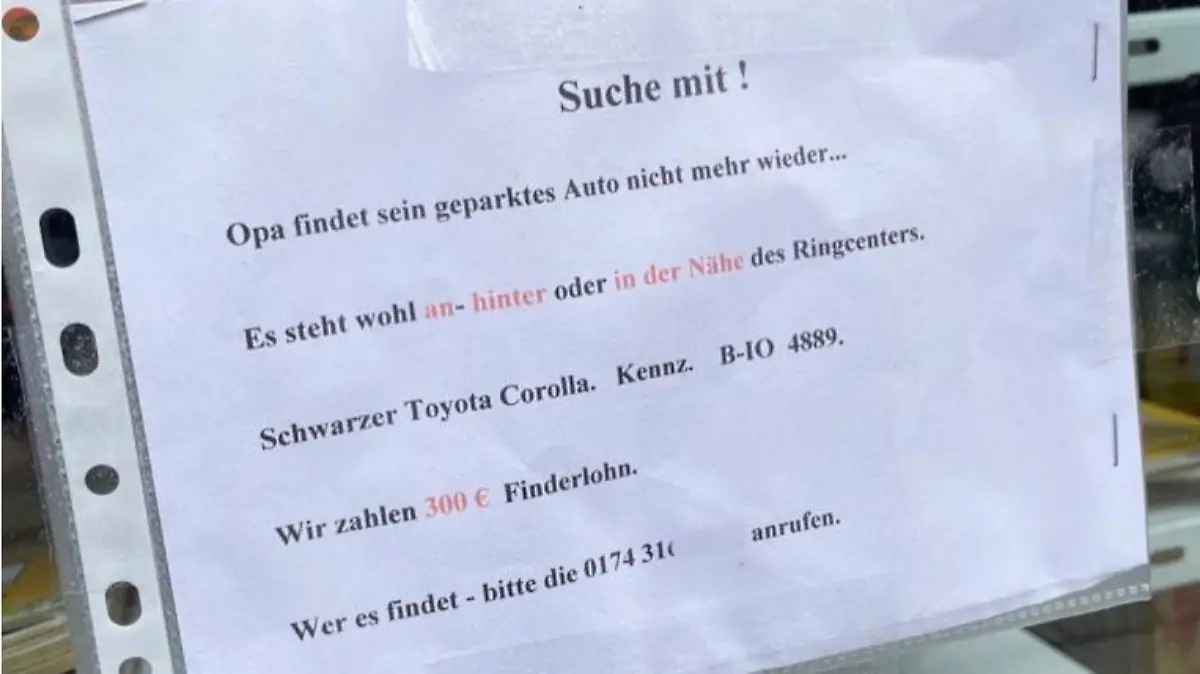 Ein bedruckter Zettel klebt an einer Fensterscheibe in Berlin.