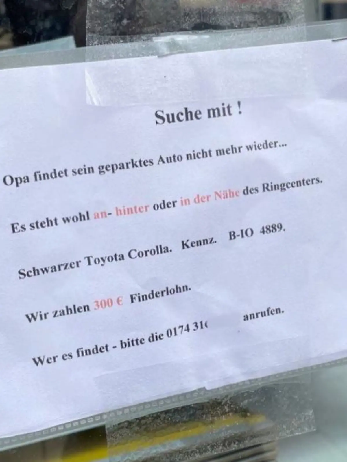 Ein bedruckter Zettel klebt an einer Fensterscheibe in Berlin.
