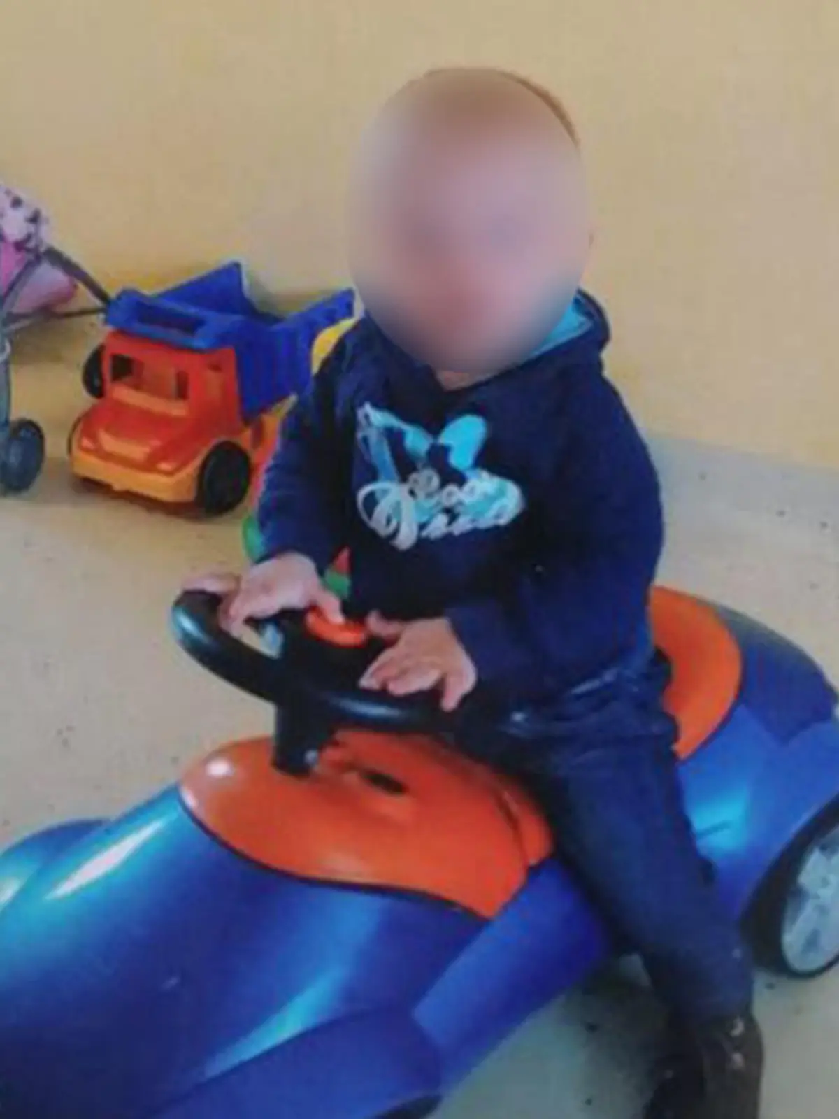 Der kleine Finn (†1) wurde vom Ex-Freund seiner Mutter zu Tode gequetscht.