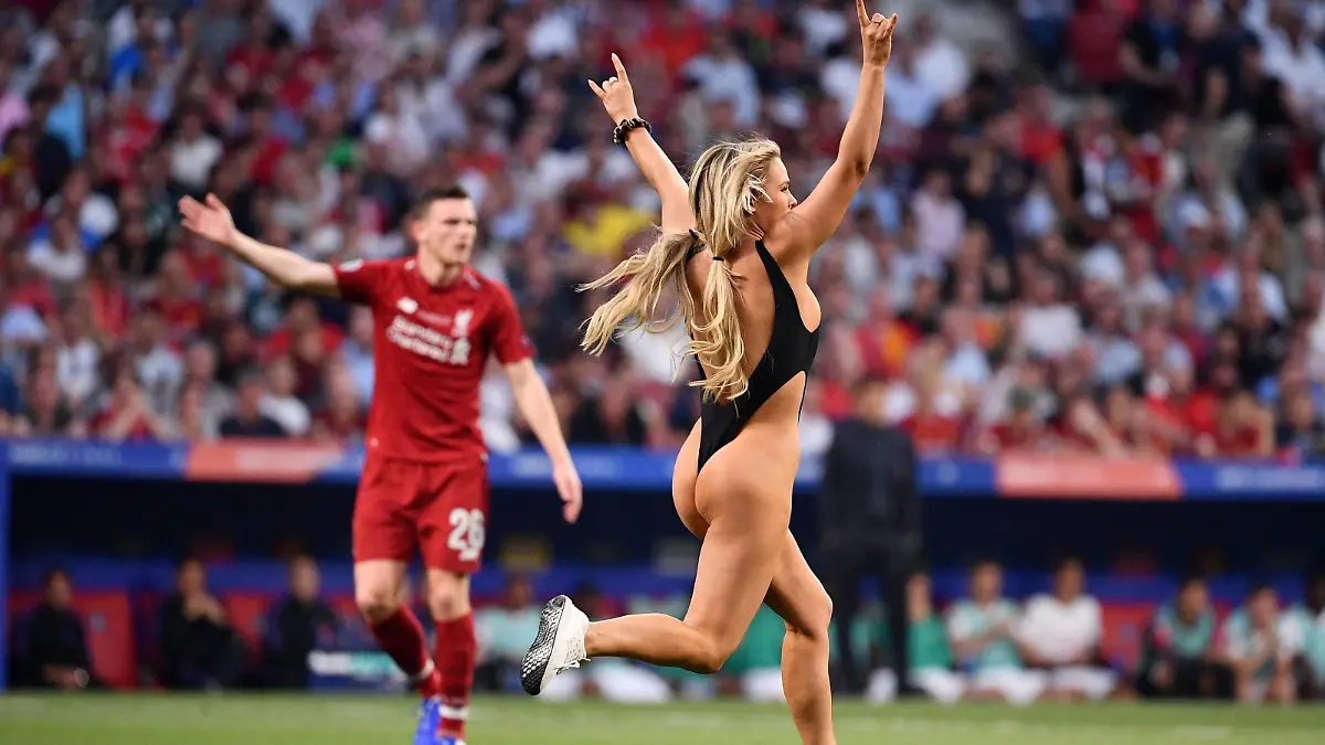 Sport Bilder des Tages Photo Alfredo Falcone - LaPresse01/06/2019 Madrid (spain SoccerLiverpool - TottenhamFinal Uefa Champions League 2018 2019 - Wanda Metropolitano Stadium of MadridIn the pic: field invasion by a fan PUBLICATIONxINxGERxSUIxAUTxONLY Copyright: xAlfredoxFalcone/LaPressex
