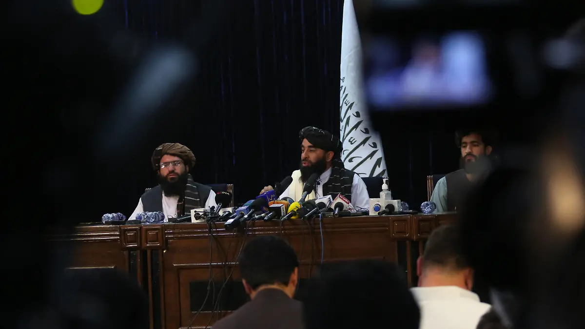  210817 -- KABUL, Aug. 17, 2021 -- The Taliban spokesman Zabihullah Mujahid C, Rear attends a press conference in Kabul, capital of Afghanistan, on Aug. 17, 2021. The Taliban did not want to have any internal or external enemies, and intended to form an inclusive government in Afghanistan, the Taliban spokesman said here on Tuesday. Str/Xinhua AFGHANISTAN-KABUL-TALIBAN-PRESS CONFERENCE Stringer PUBLICATIONxNOTxINxCHN