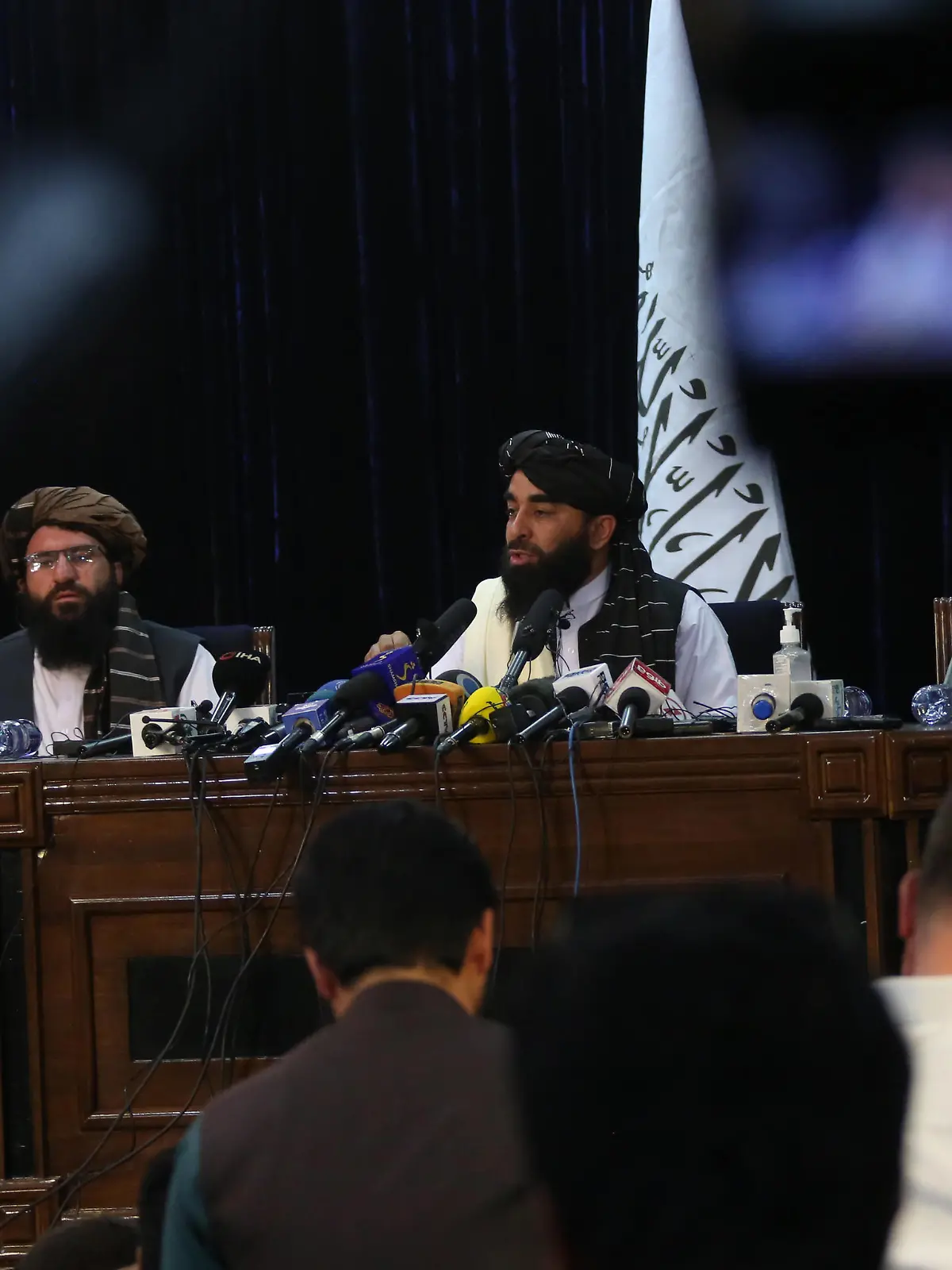  210817 -- KABUL, Aug. 17, 2021 -- The Taliban spokesman Zabihullah Mujahid C, Rear attends a press conference in Kabul, capital of Afghanistan, on Aug. 17, 2021. The Taliban did not want to have any internal or external enemies, and intended to form an inclusive government in Afghanistan, the Taliban spokesman said here on Tuesday. Str/Xinhua AFGHANISTAN-KABUL-TALIBAN-PRESS CONFERENCE Stringer PUBLICATIONxNOTxINxCHN