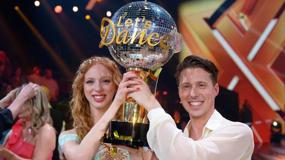 20.05.2023, Nordrhein-Westfalen, Köln: Model Anna Ermakova (l) und ihr Profi-Tanzpartner Valentin Lusin jubeln über ihren Sieg mit der Trophäe nach dem Finale der RTL Live-Tanzshow "Let's Dance". Foto: Henning Kaiser/dpa +++ dpa-Bildfunk +++